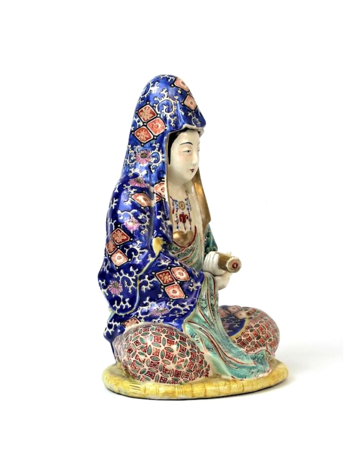 Sitzende Guanyin, China 19.Jhdt.Porzellan mit polychromer Malerei Maße: ca. H. 26 cm - Bild 2 aus 5