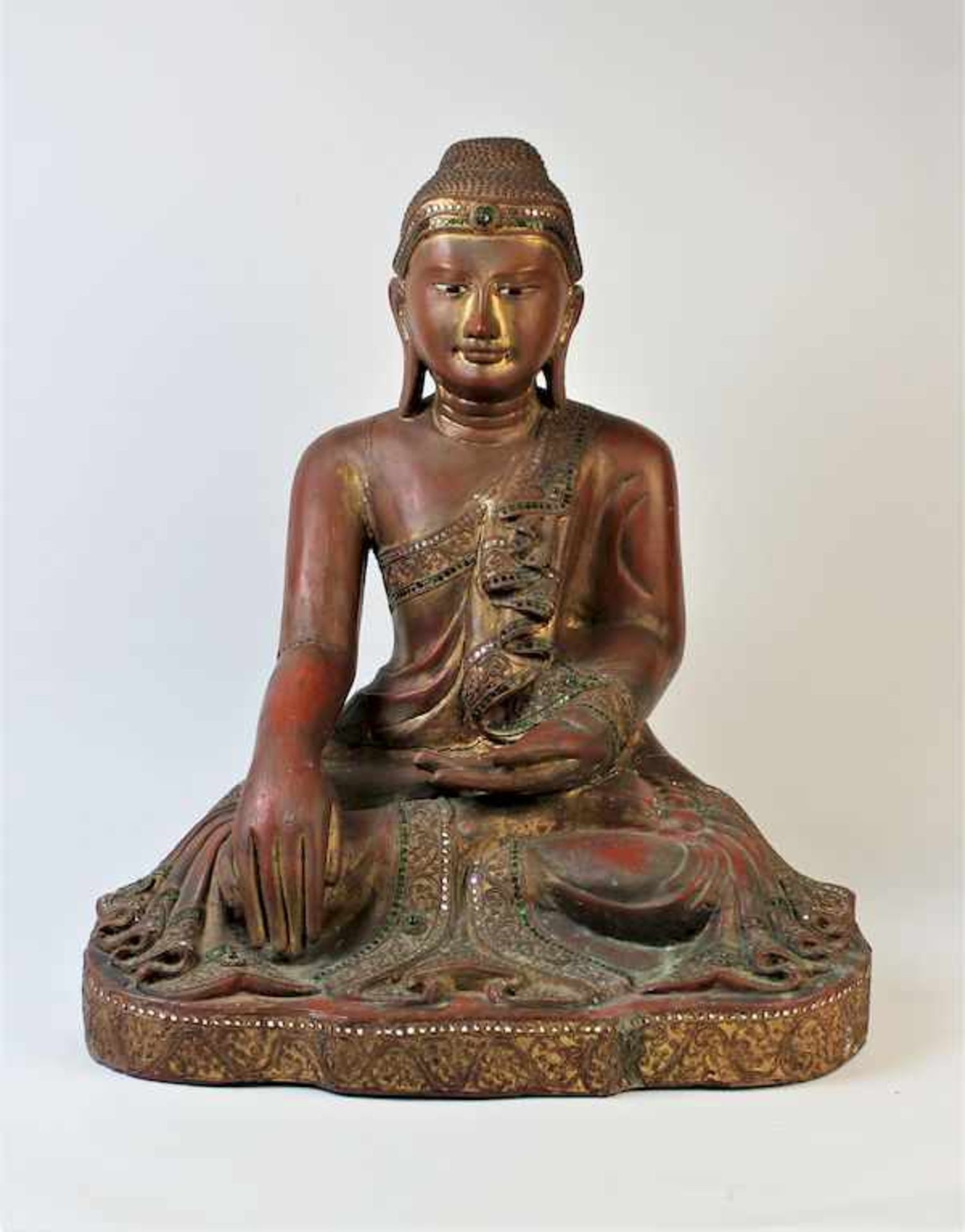 Buddha Shakyamuni , Burma um 1900Holz geschnitzt mit rotbraunem Lack gefasst mit grünen und weißen