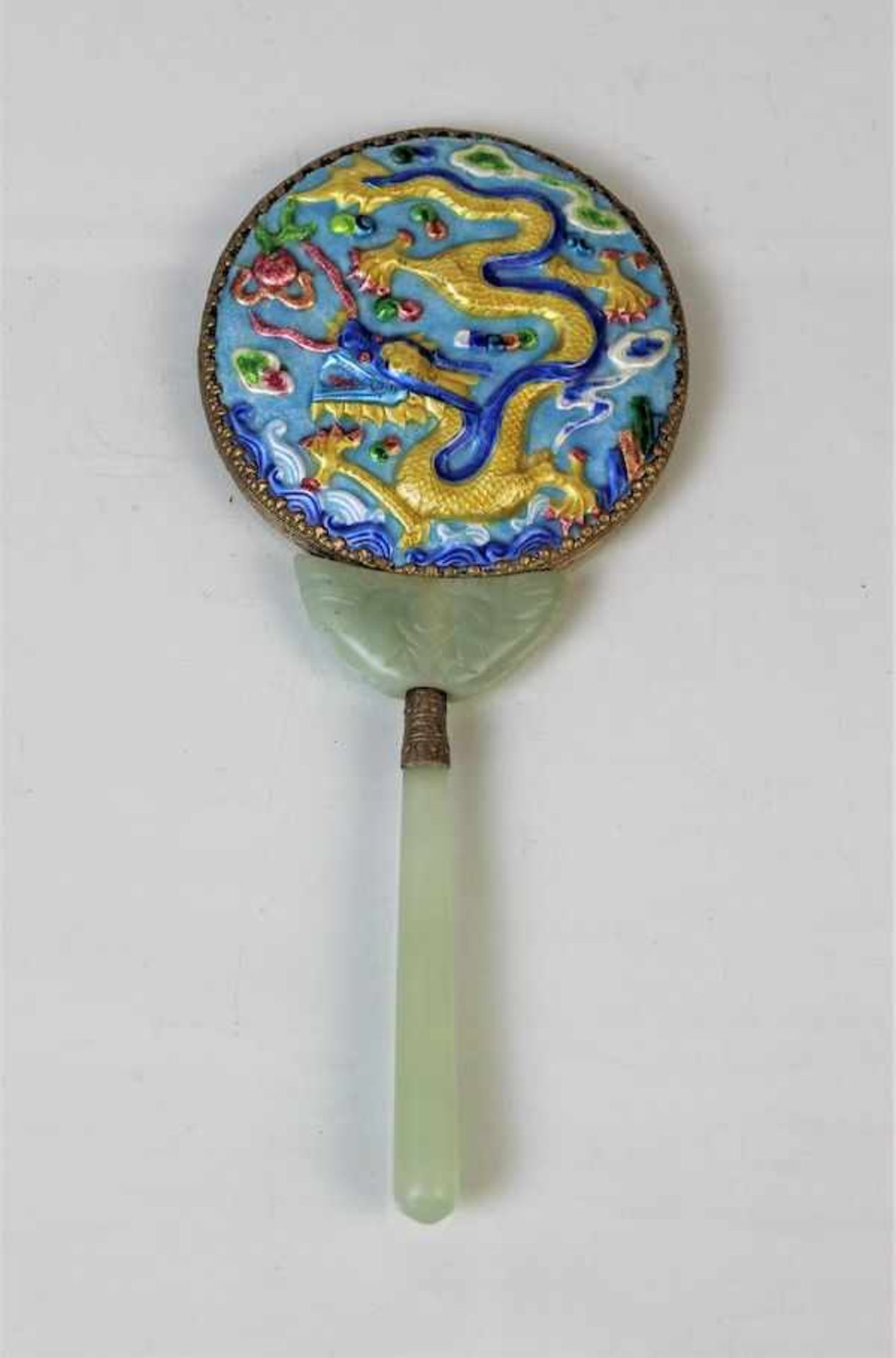 Spiegel mit Jadegriff, China 20.Jhdt.rücks. mit Drachendarstellung im Cloisonne-Emaille, Jadegriff