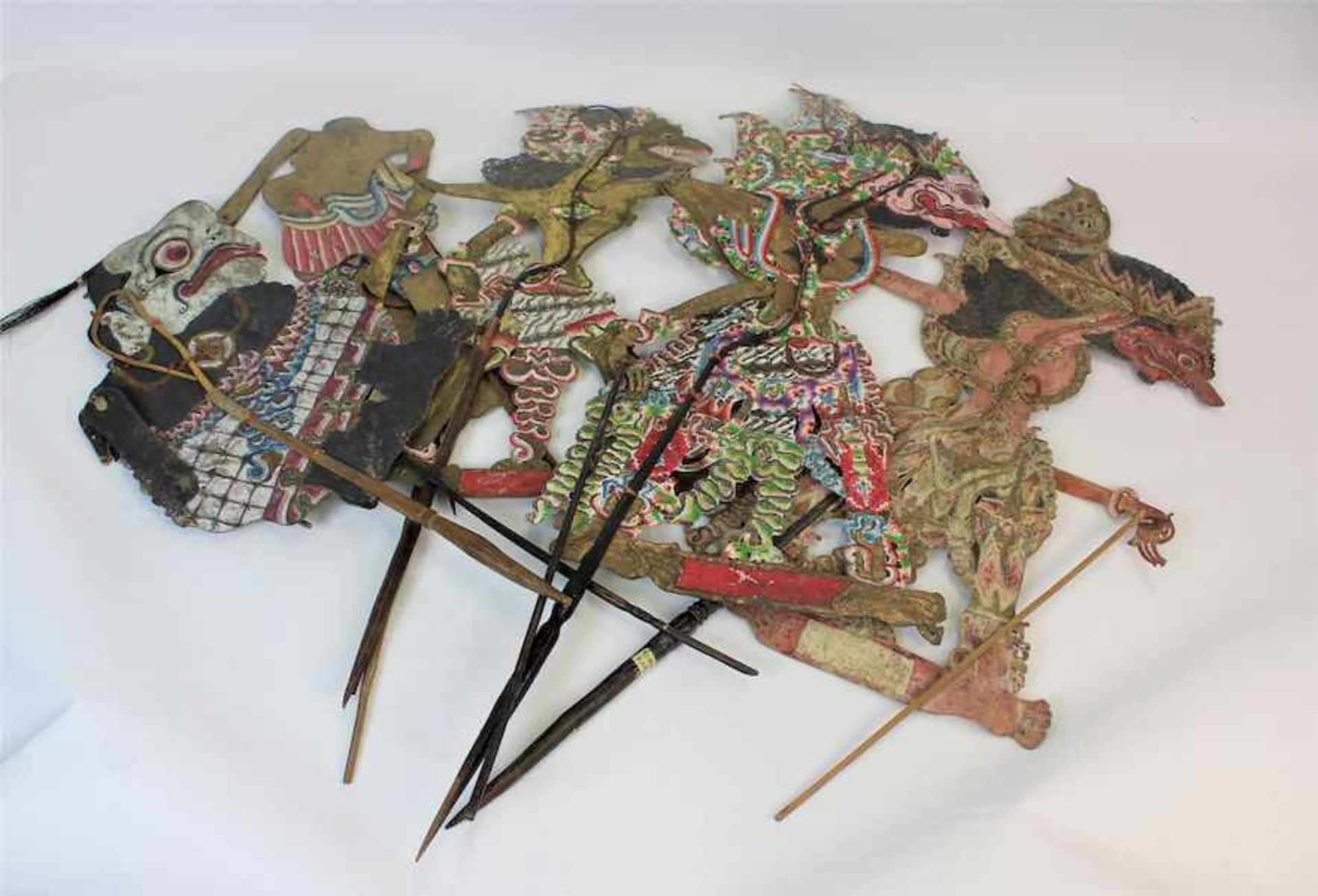 5 Wayang FigurenIndonesien oder Bali, 1.Hälfte 20.Jhdt Holz, Leder und Pappe farbig bemalt