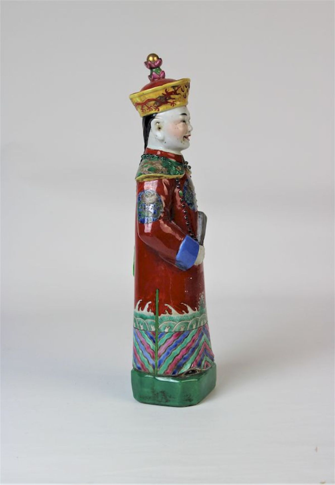 Porzellanfigur " Stehender Hofbeamter ", China späte Qing-DynastiePorzellan mit polychromer - Bild 2 aus 3