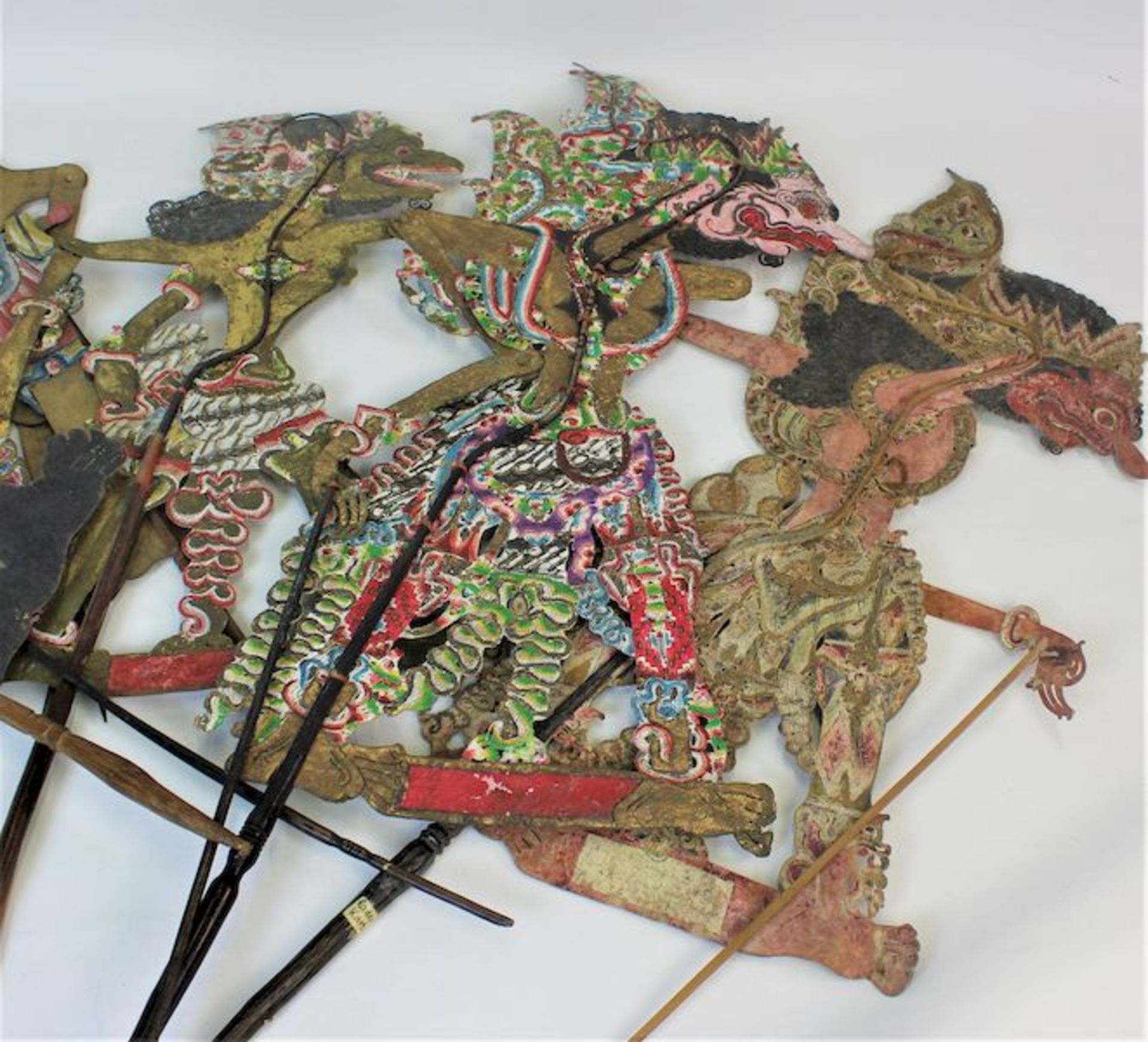 5 Wayang FigurenIndonesien oder Bali, 1.Hälfte 20.Jhdt Holz, Leder und Pappe farbig bemalt - Bild 2 aus 3