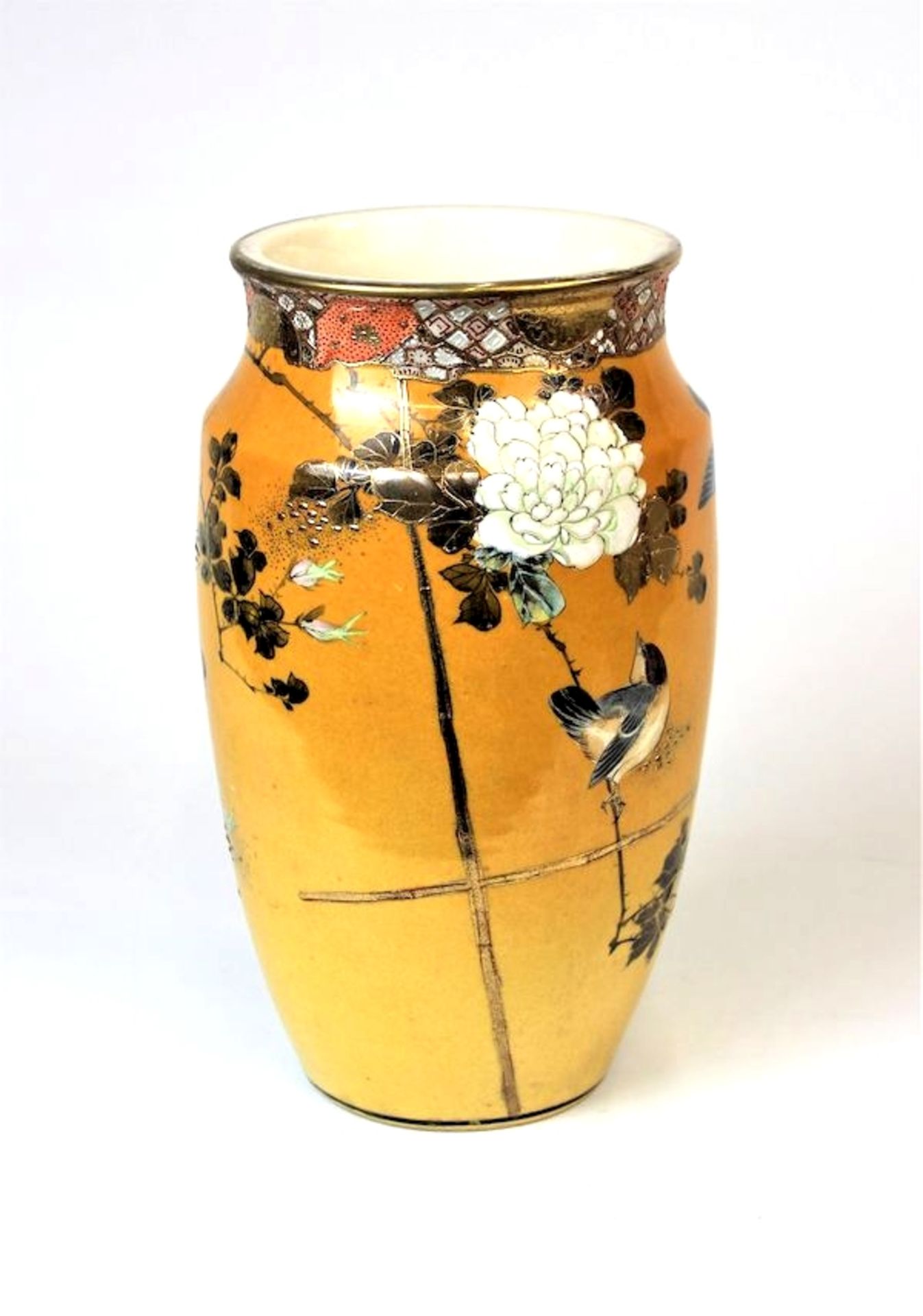 Vase, Meji - Zeit mit Vögel- und BlumenmotivenPolychrome Malerei mit Goldstaffage Bodenmarke Maße: - Image 2 of 5