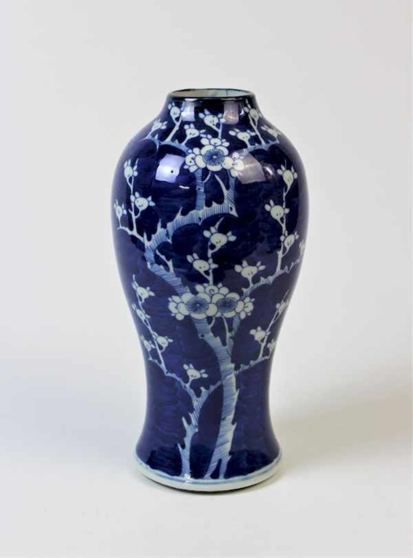 Meiping Kirschblüten Vase, China Kangxi DynastieBlau Weiß Malerei Bodenmarke Maße: ca. H. 29 cm