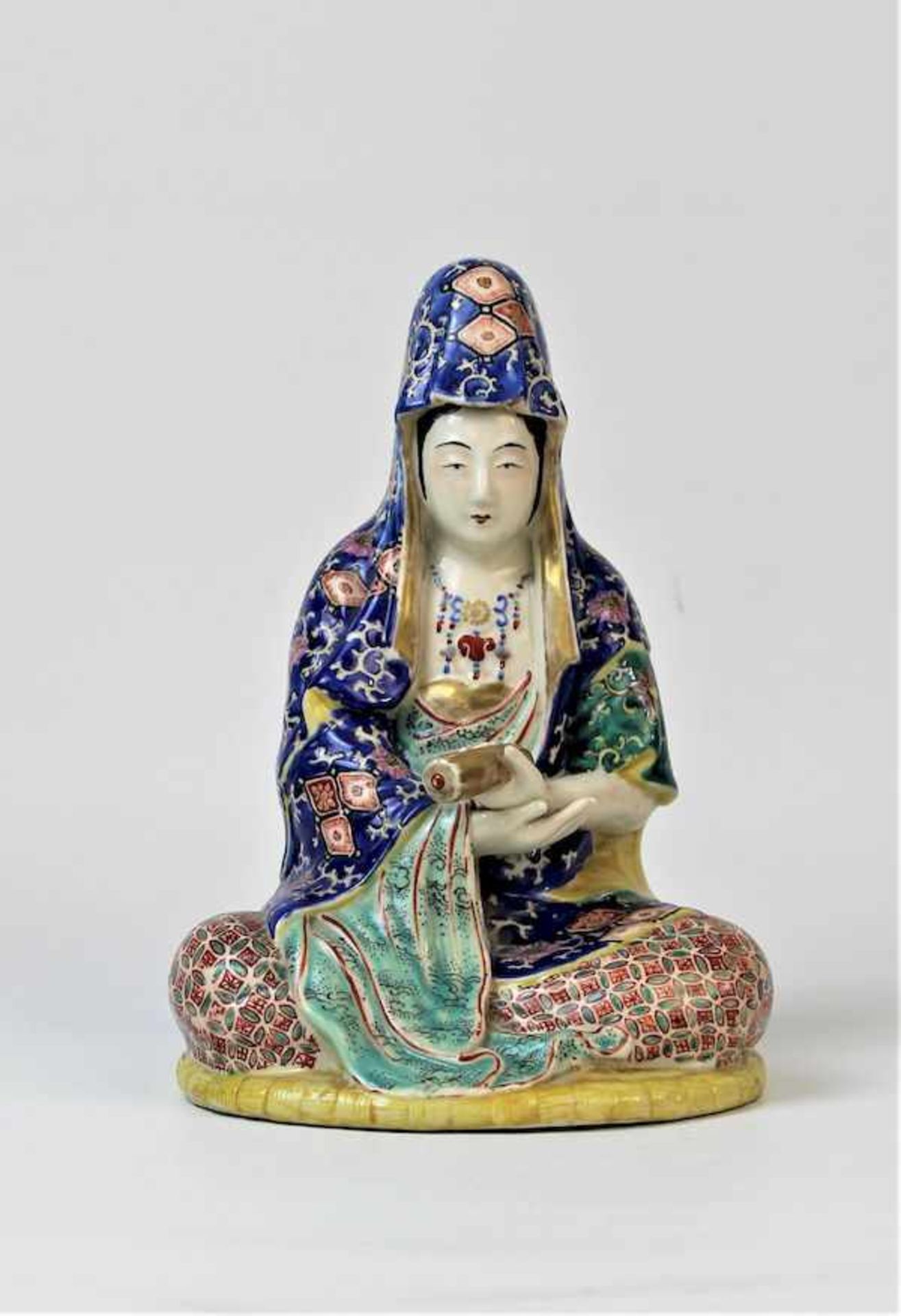 Sitzende Guanyin, China 19.Jhdt.Porzellan mit polychromer Malerei Maße: ca. H. 26 cm