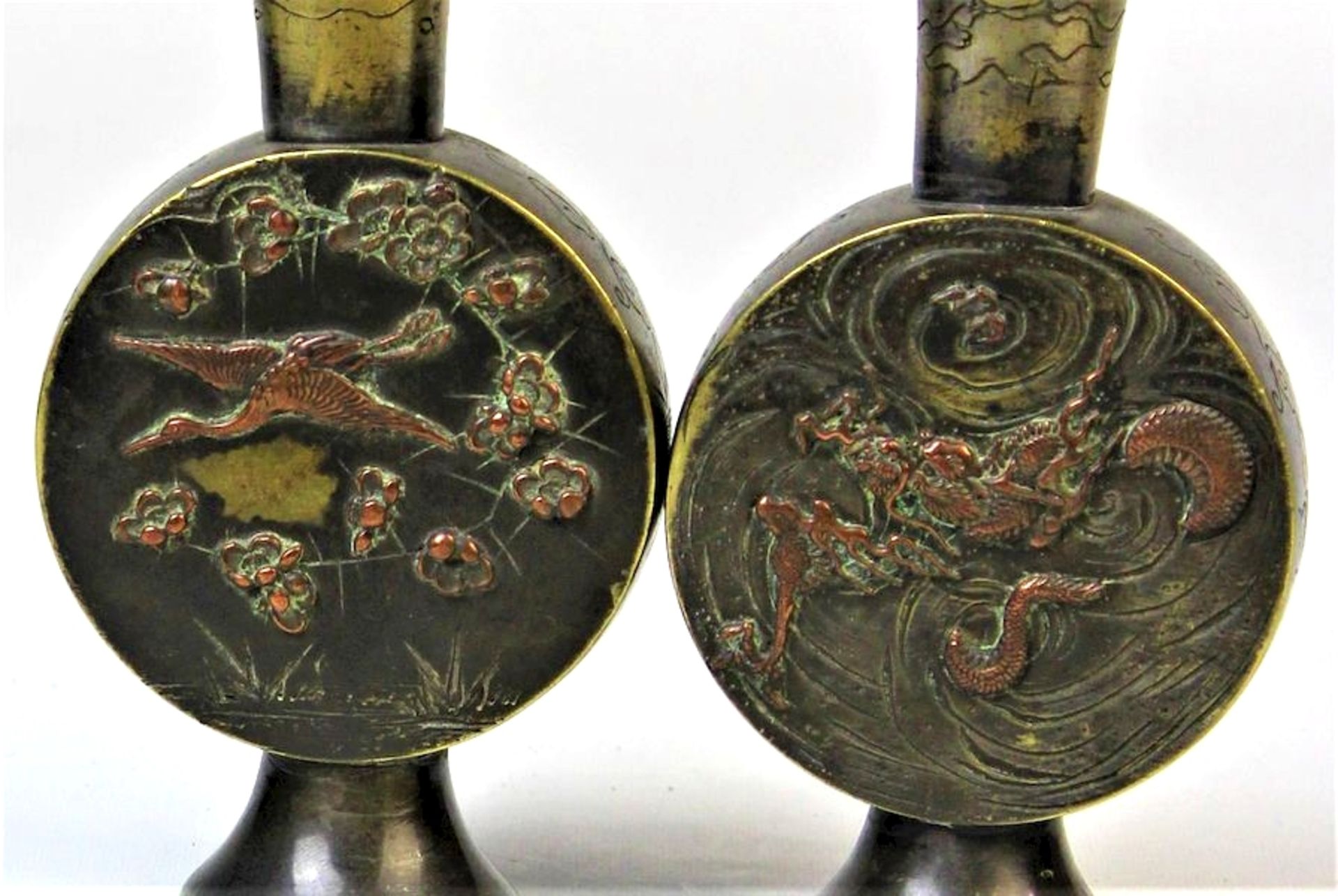Zwei Bronzevasen mit Kupferauflagen, Japan 19.Jhdt.Bronze mit Vogel- und Drachenmotiven in Kupfer - Bild 4 aus 5