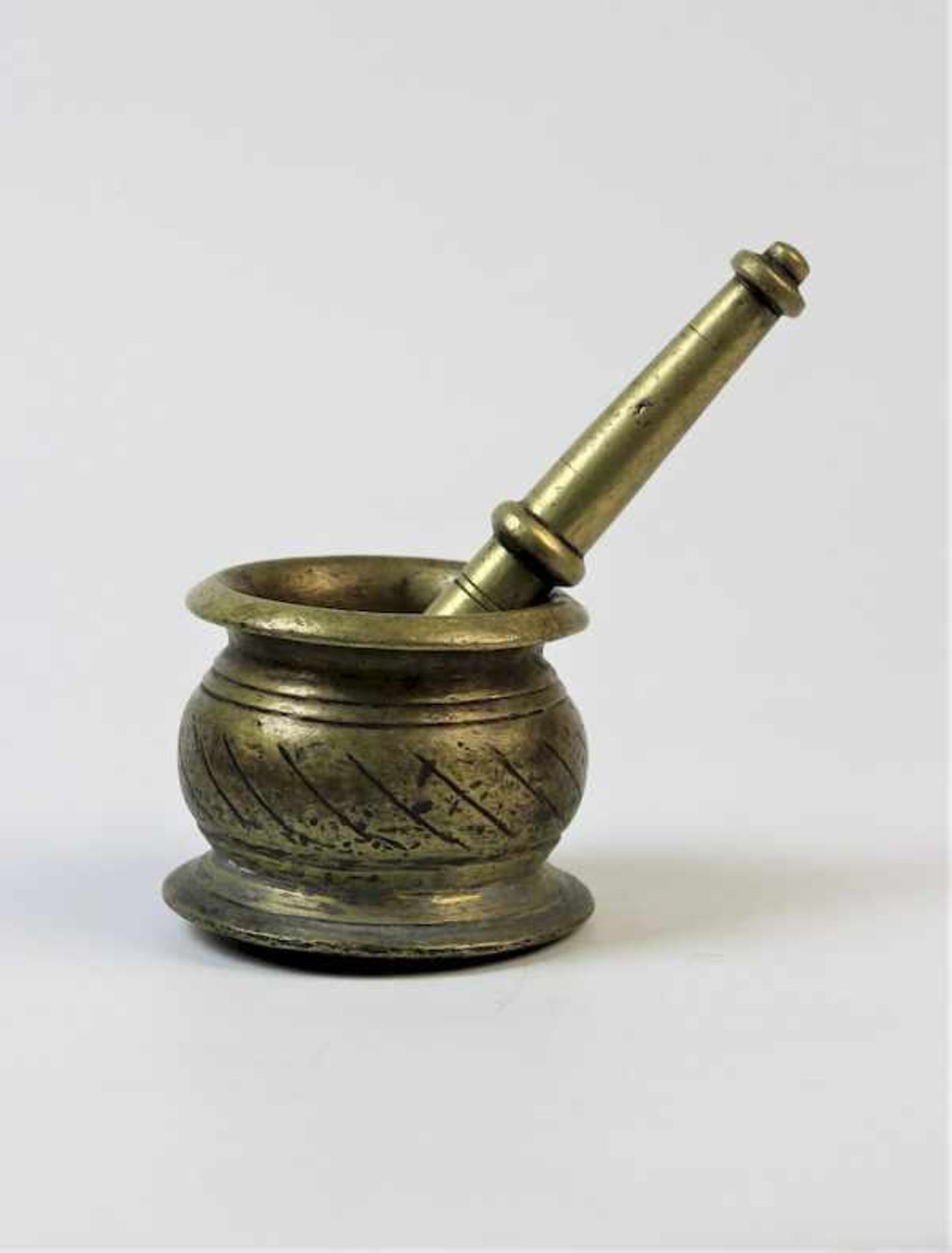 Bronze-Mörser mit Pistill, 16.Jhdt. o. früher, wohl DeutschMaße: ca. Mörser H. 8,5 cm, D. 10 cm,