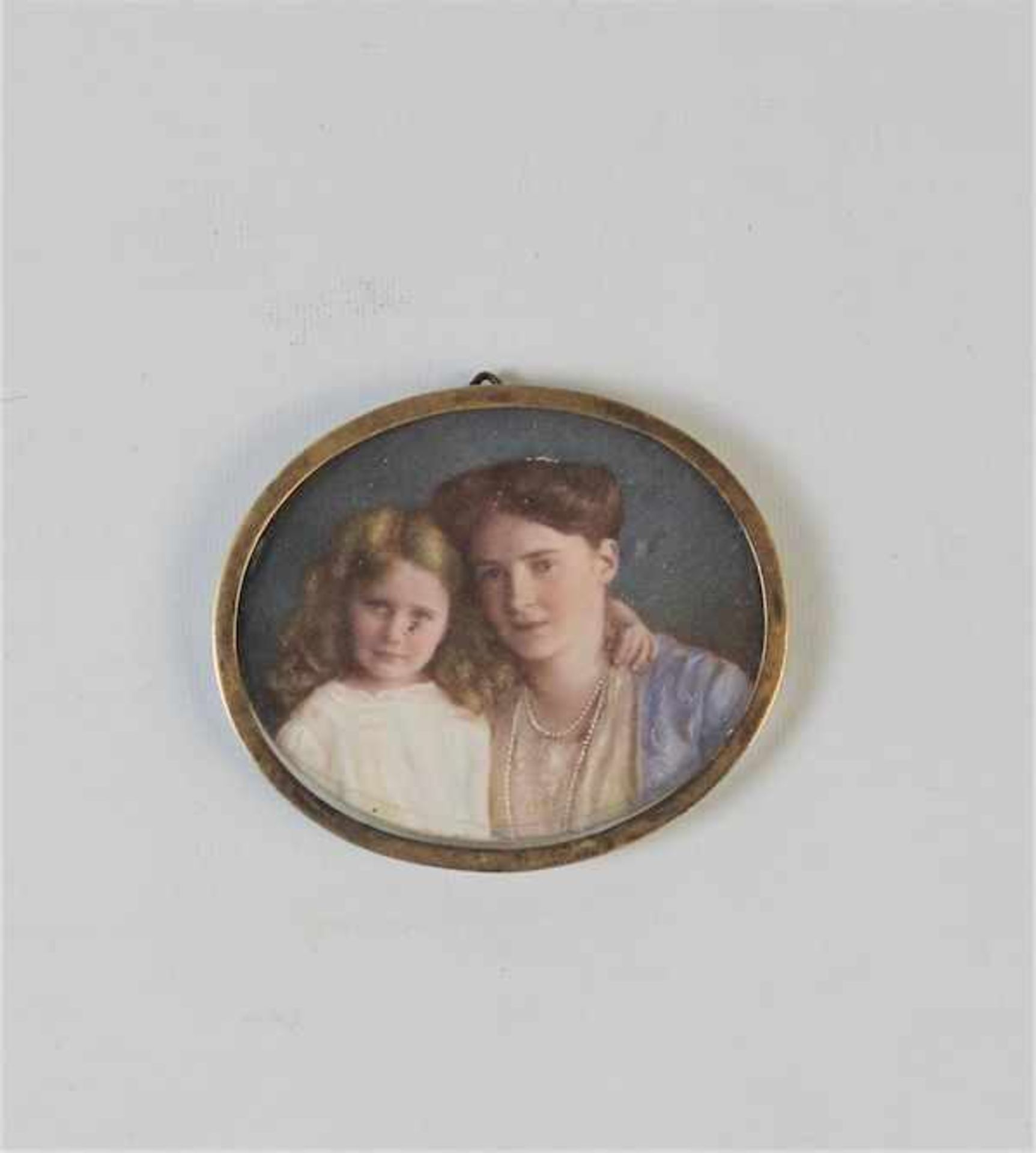 Aquarellierte Fotografie " Mutter mit Kind "um 1890Maße: ca. 6 cm x 5,5 cm