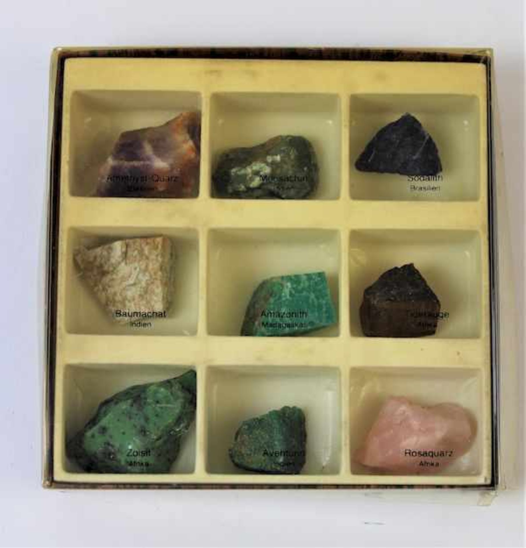 Steinsammlung bestehend aus zwölf verschiedenen geologischen Halbedelsteinen
