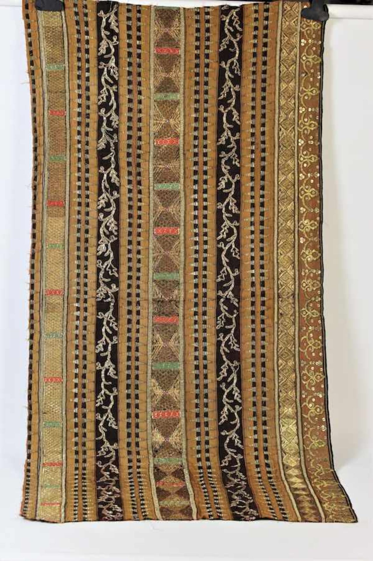 Sari, Indien, Anfang 20.Jhdt.bestickt mit Gold- und Silberfäden Maße: ca. 63 cm x 127 cm