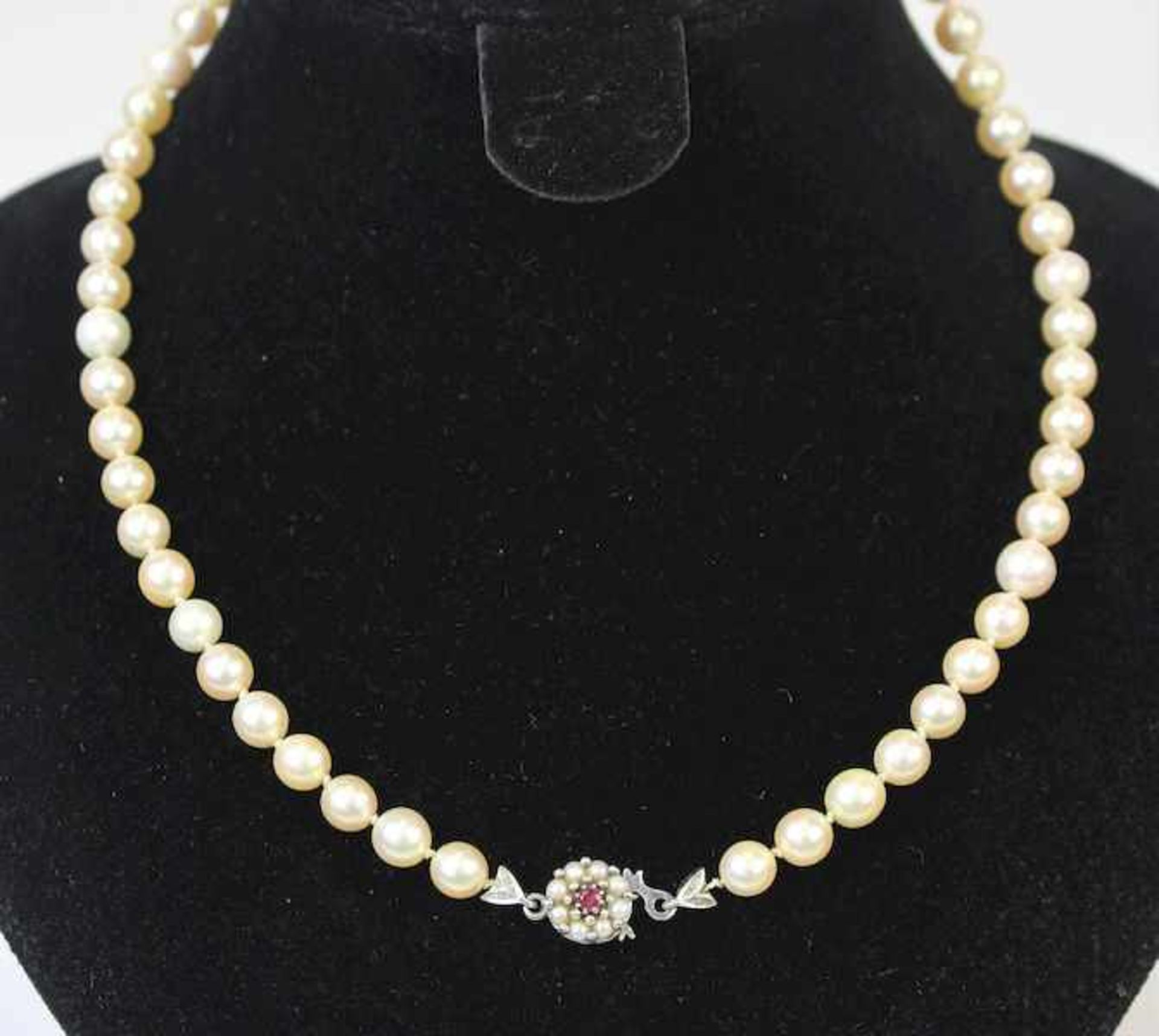 Perlenkette mit 750er WeißgoldverschlussL.58 cm Gewicht: ca. 34 g