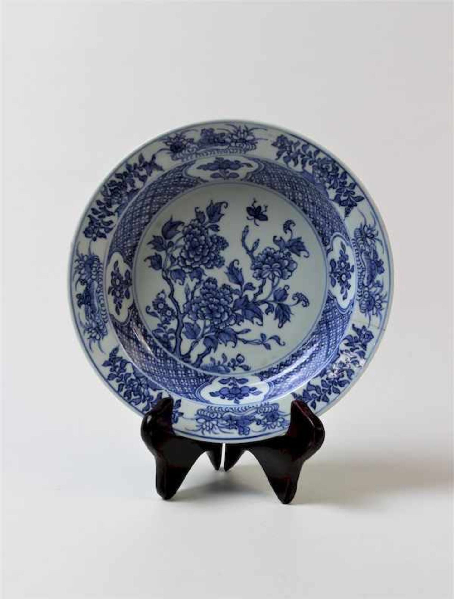 Blau-Weiß-Teller im Spiegel mit Blumenmotiv, China 18.Jhdt.Unterglausur Blau Maße: ca. D. 22 cm