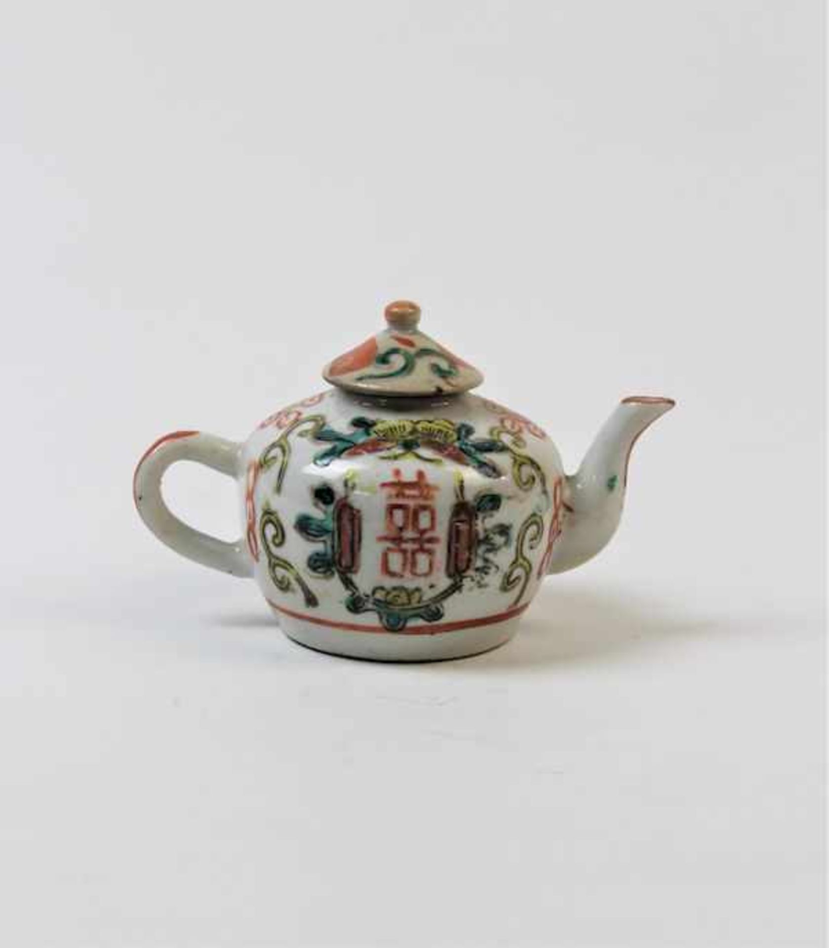 Teekanne, China 18.Jhdt.Porzellan mit polychromer Aufglasurmalerei Maße: ca. H. 9 cm, 14,5 cm x 9