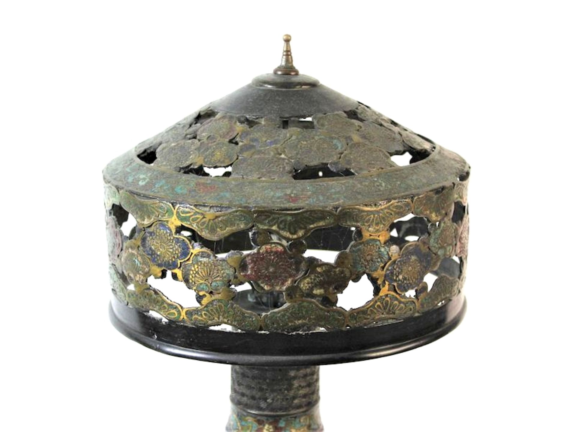 Cloisonne Lampe China, späte Qing DynastieBronze mit Emaille-Einlage auf Holz Sockel Maße: ca. H. 54 - Bild 5 aus 6