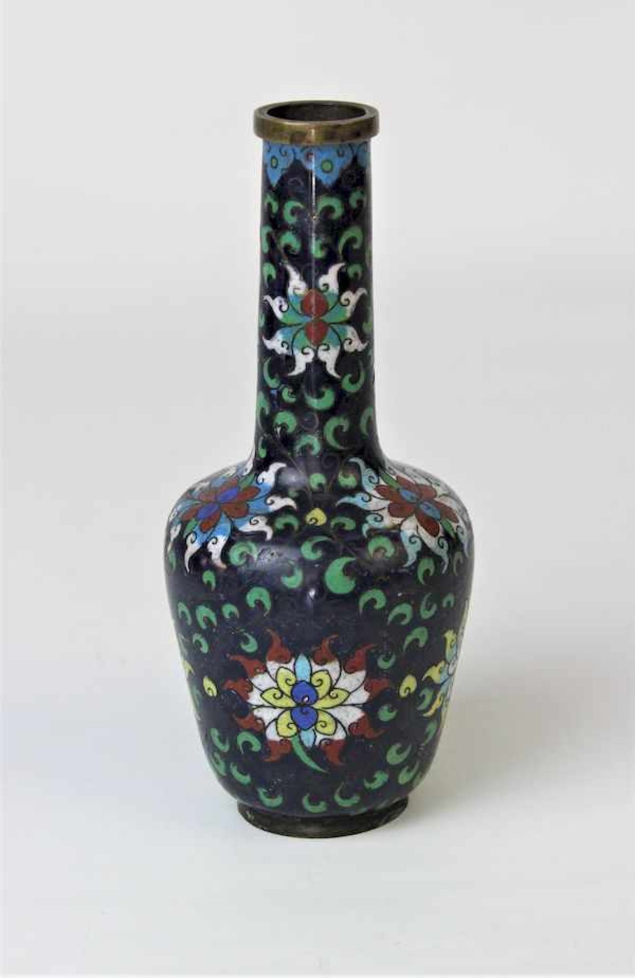 Cloisonne Vase, frühe Qing Dynastieblauer Fond mit Chrysanthemen Motiven Maße: ca. H. 19,5 cm