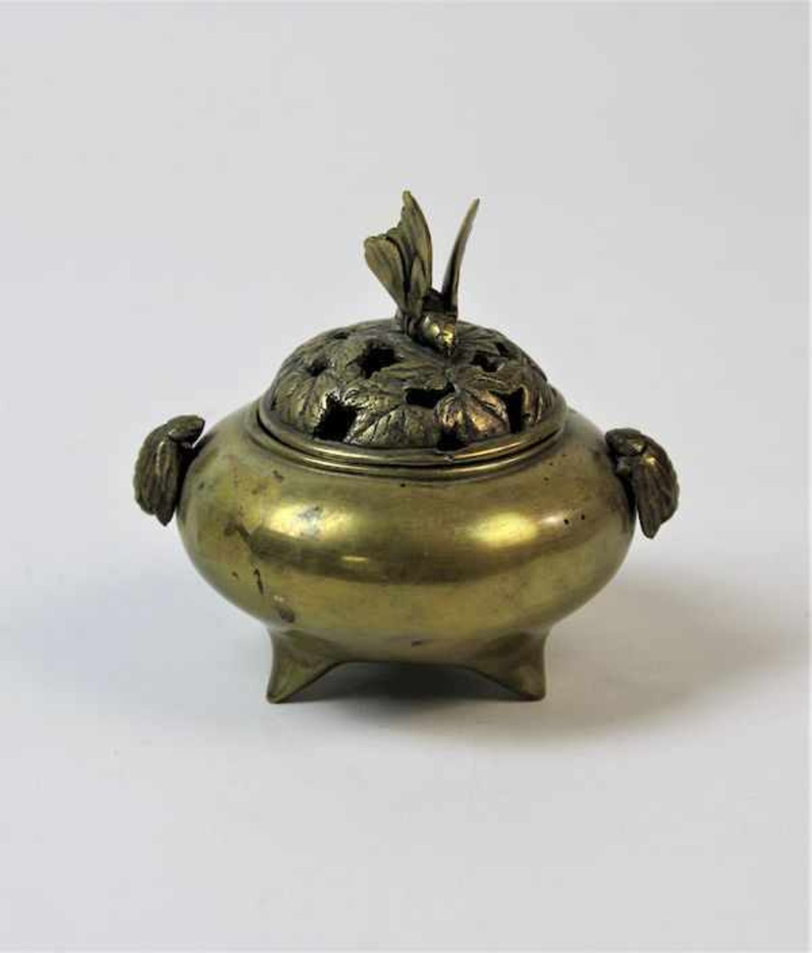 Tripot Weihrauchbrenner mit Bienen und SchmetterlingsmotivenChina, 18.Jhdt. Bronze Maße: ca. D. 9,