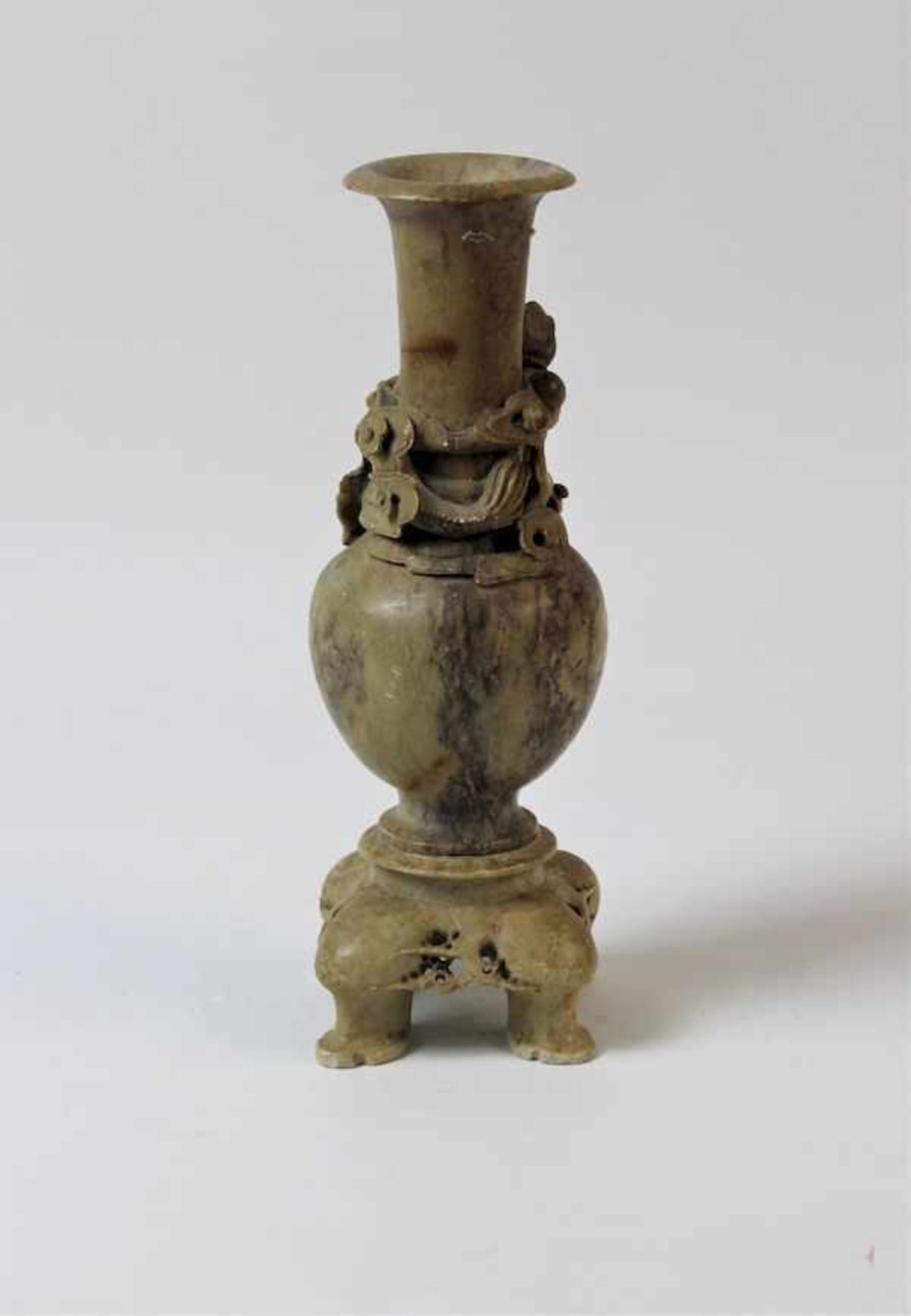 China, Soapstone Vase mit reliefiertem Drachenmotiv , 19.Jhdt.graugrüner Soapstone geschnitten Maße: