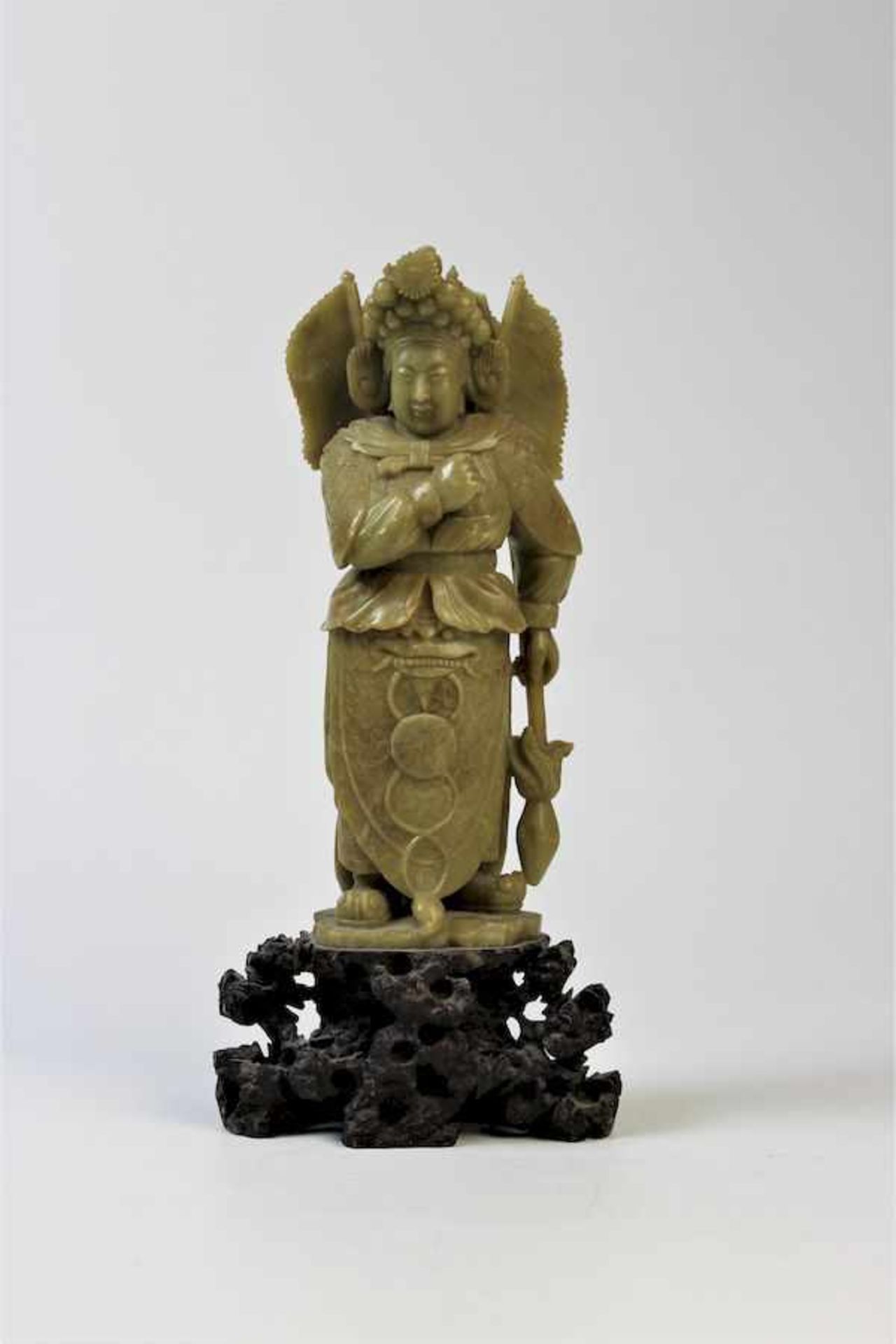 Specksteinfigur eines chinesischen Kriegers, China Anfang 20.Jhdt.grüner und brauner Speckstein