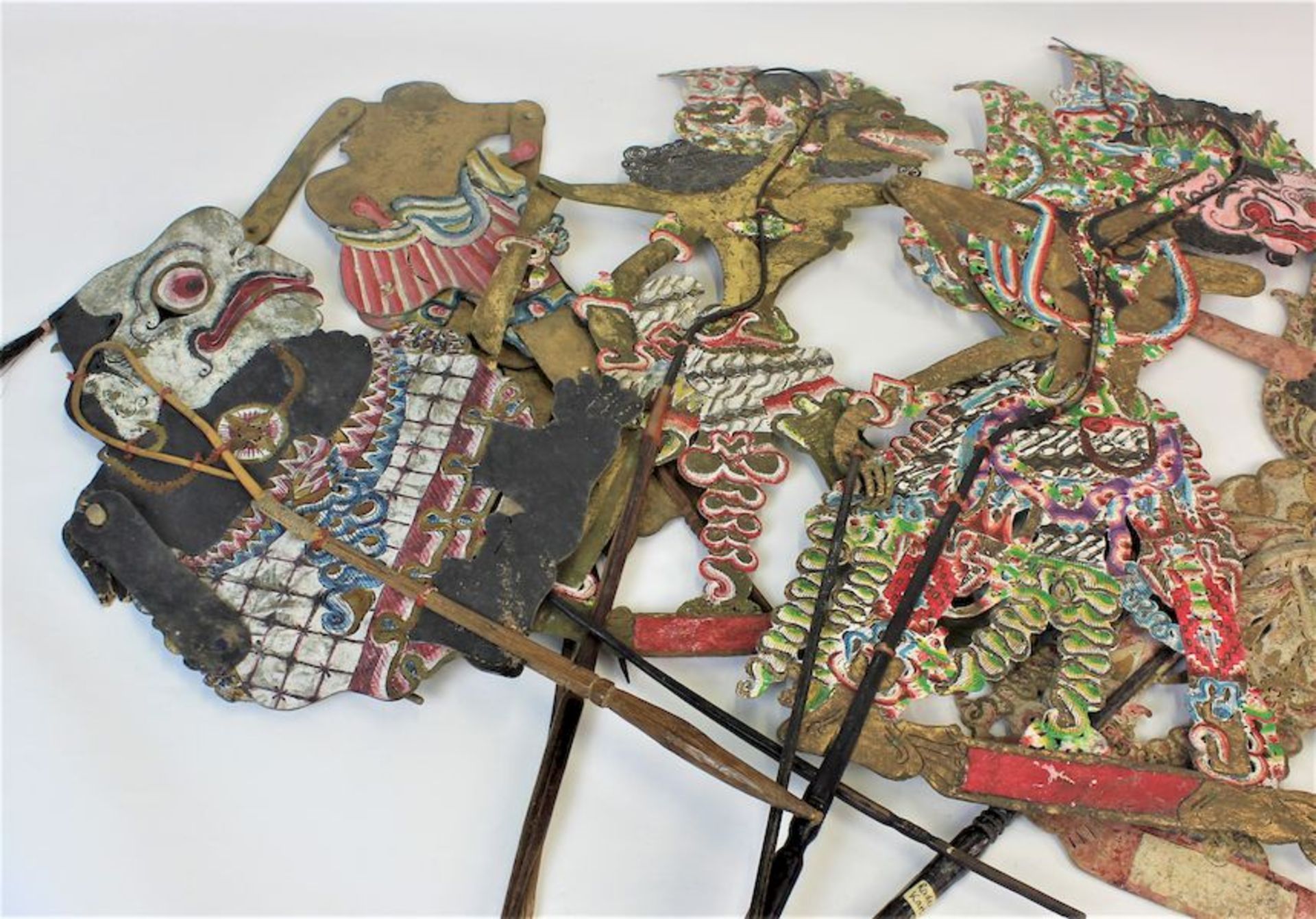 5 Wayang FigurenIndonesien oder Bali, 1.Hälfte 20.Jhdt Holz, Leder und Pappe farbig bemalt - Bild 3 aus 3