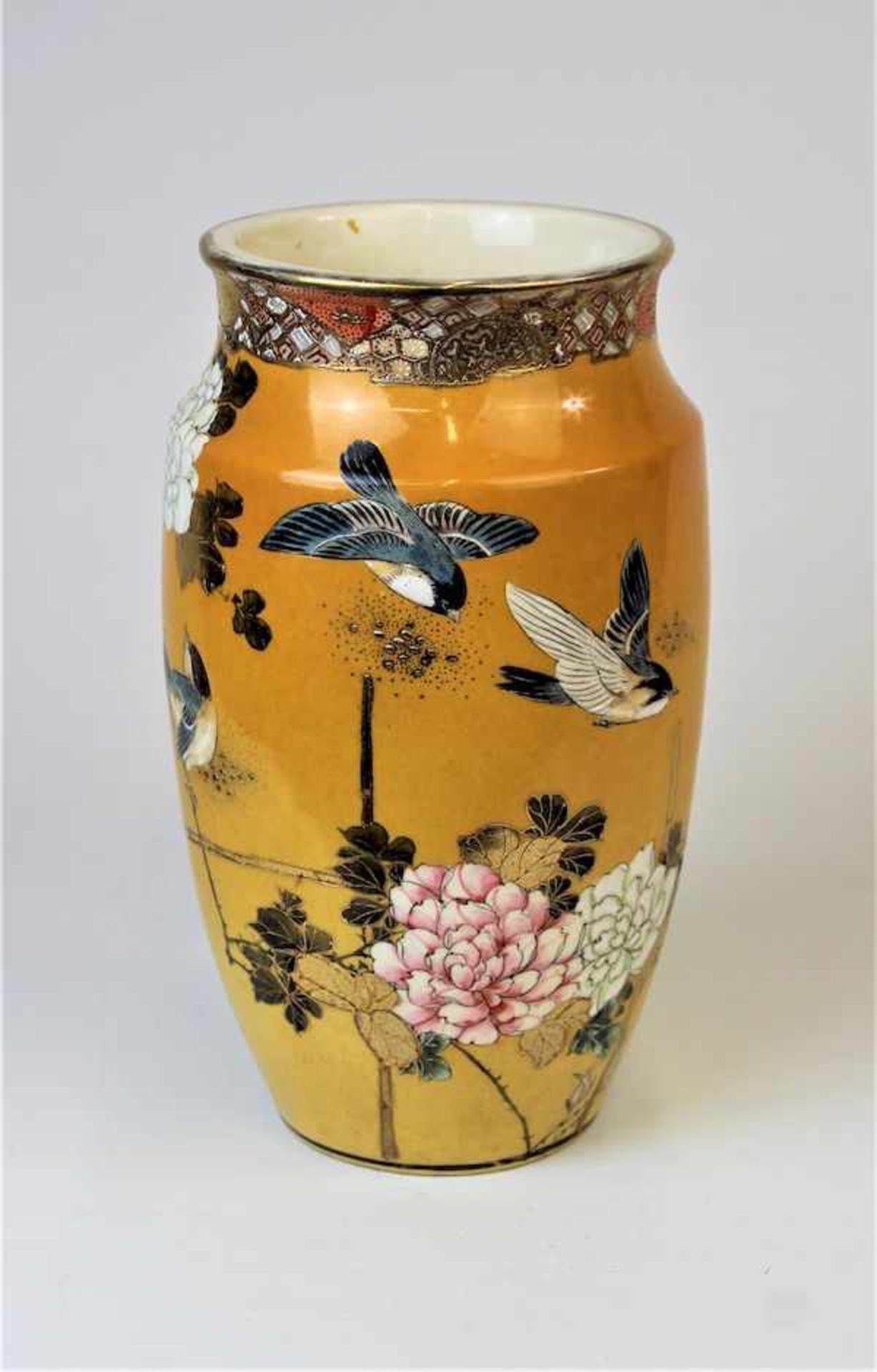 Vase, Meji - Zeit mit Vögel- und BlumenmotivenPolychrome Malerei mit Goldstaffage Bodenmarke Maße: