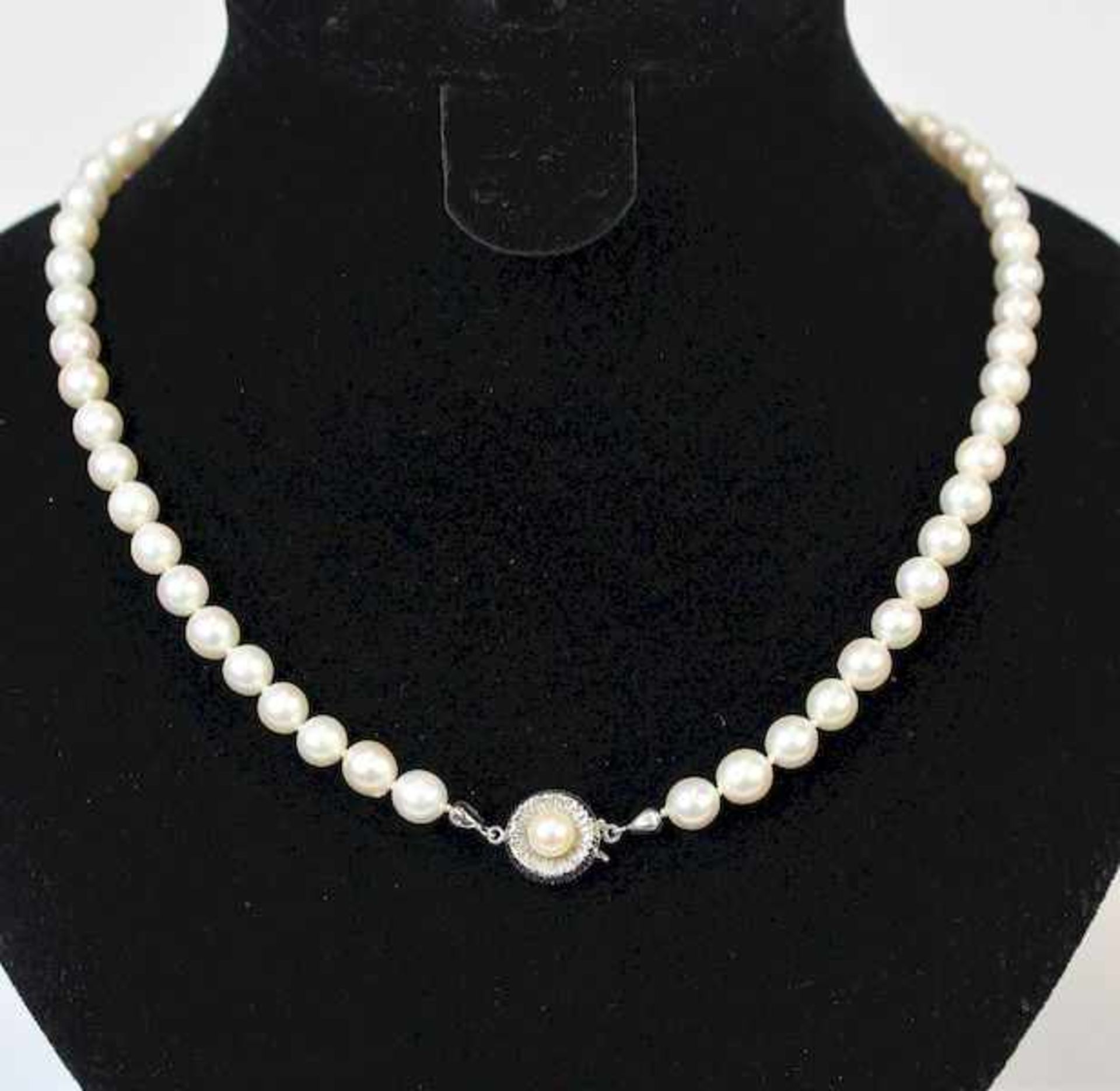 Perlenkette mit 835 er SilberverschlussL.48 cm Gewicht: ca. 28,2 g