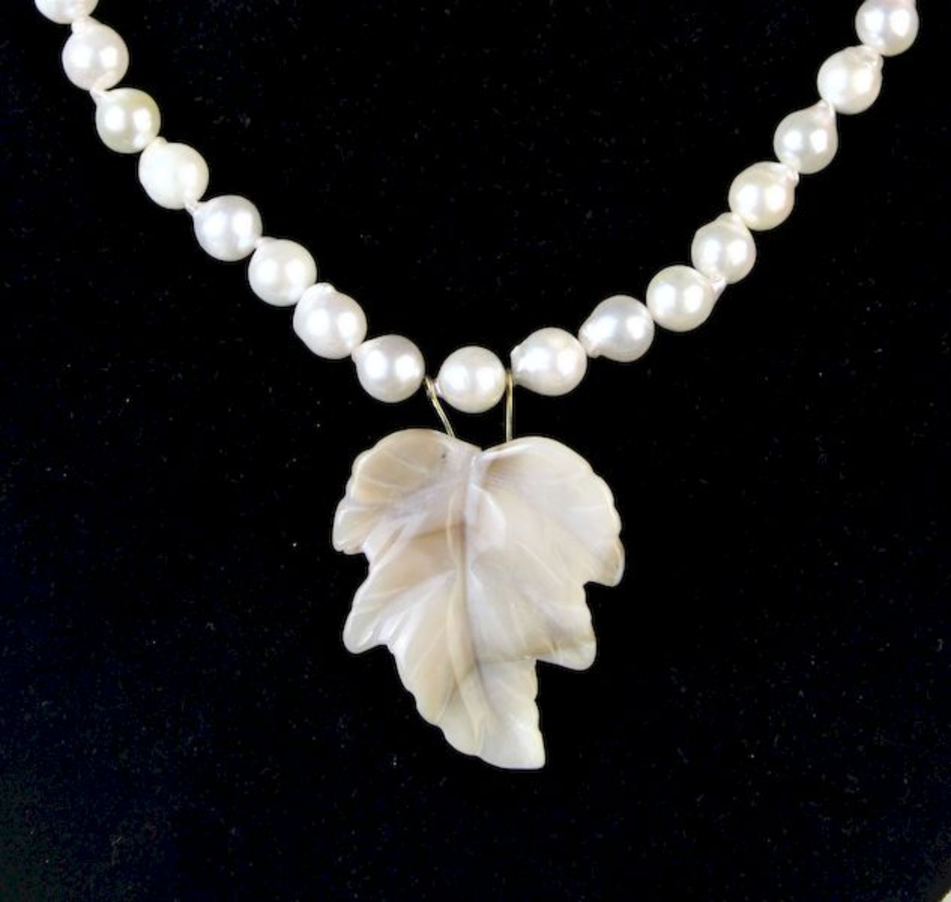 Rosa Opalblatt an Perlenkette, HandarbeitPerlenkette aus weißen Akoya Zuchtperlen mit vergoldeter - Image 2 of 2