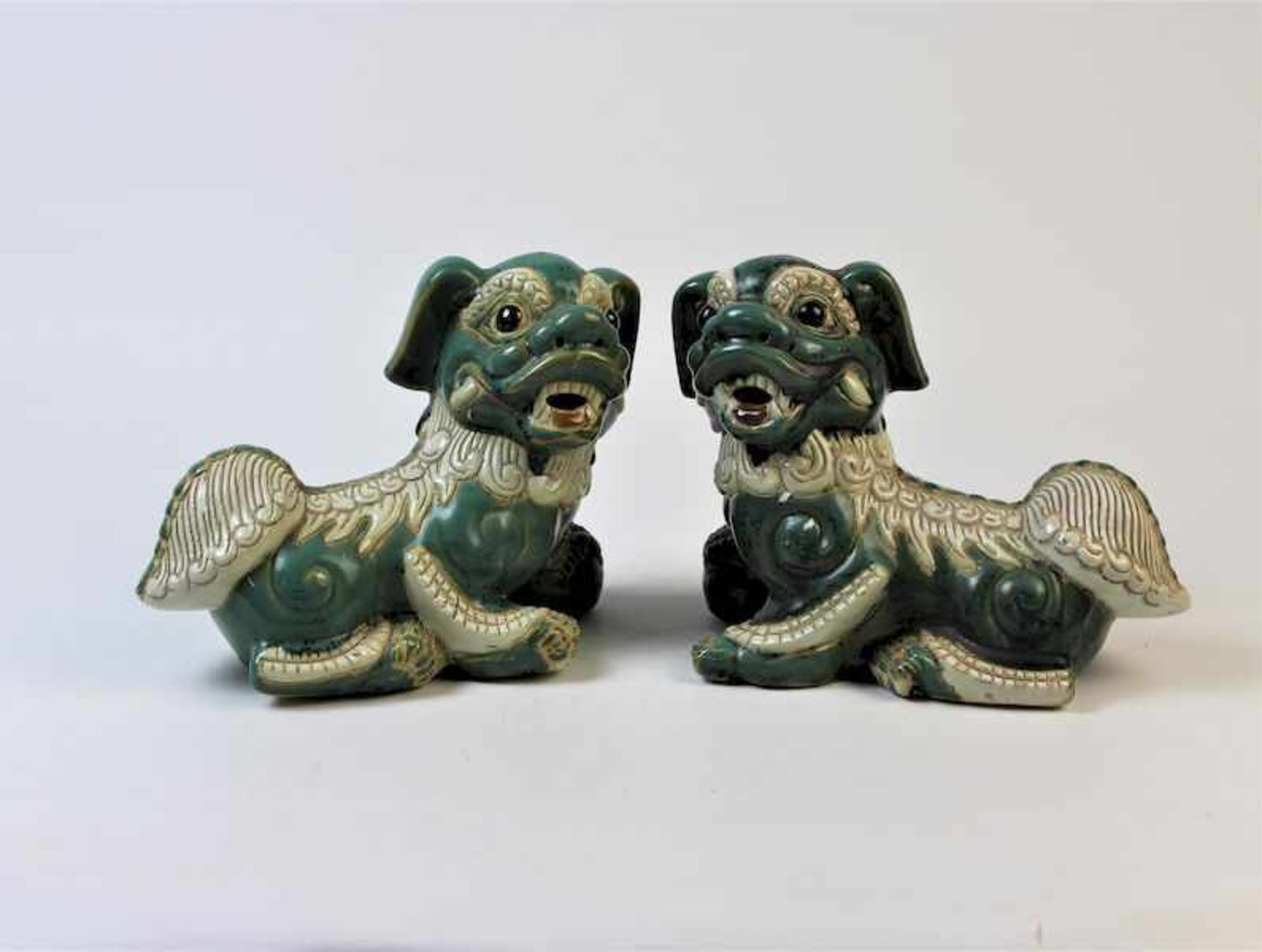 Paar Fohunde, China Anfang 20.Jhdt.Keramik mit grüner und weißer Glasur Maße: ca. 20 cm x 24 cm