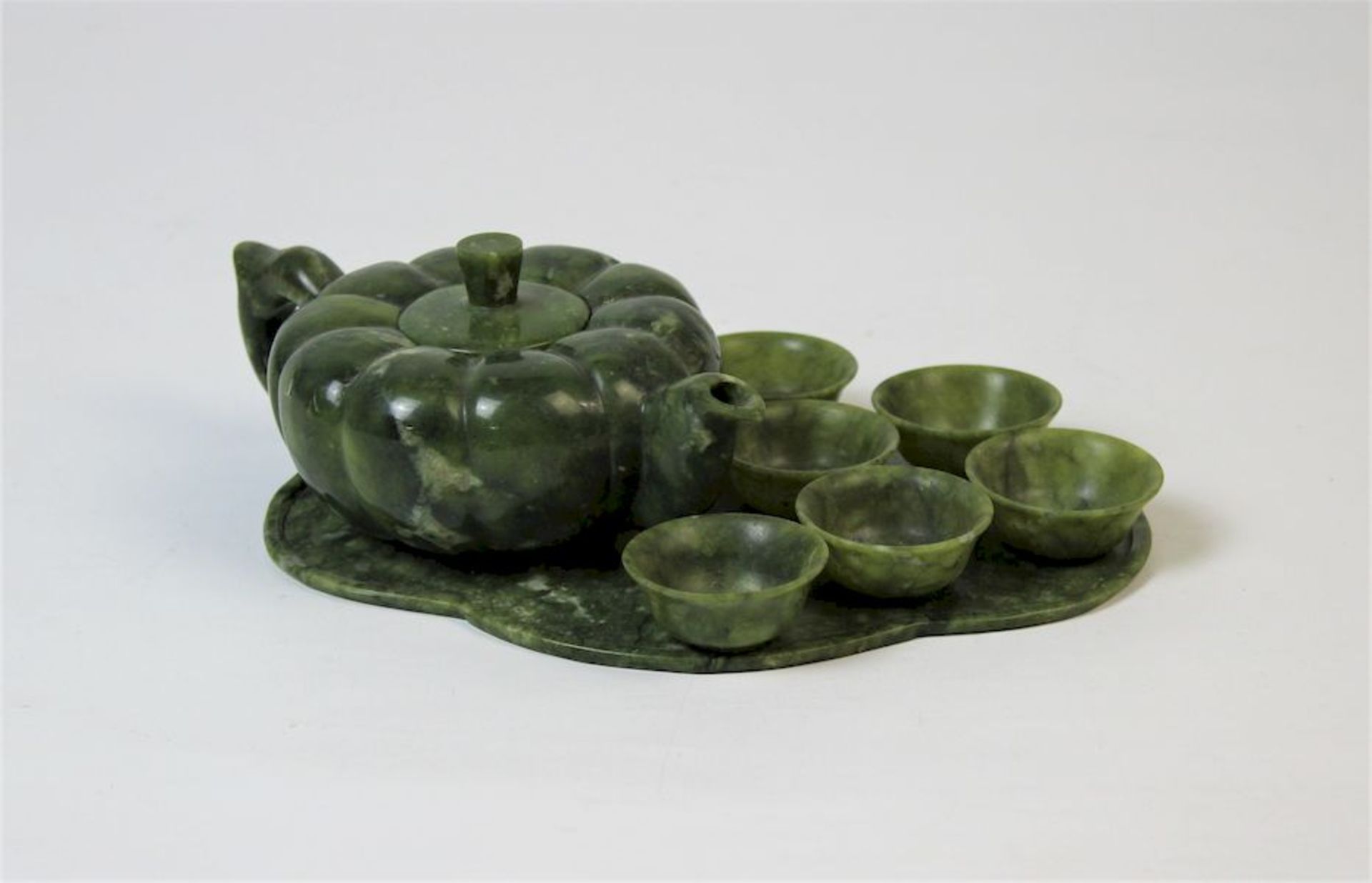 Jade Tee Service 8-tlg., China um 1900Jade, geschnitten. bestehend aus Teekanne, sechsTeeschalen und