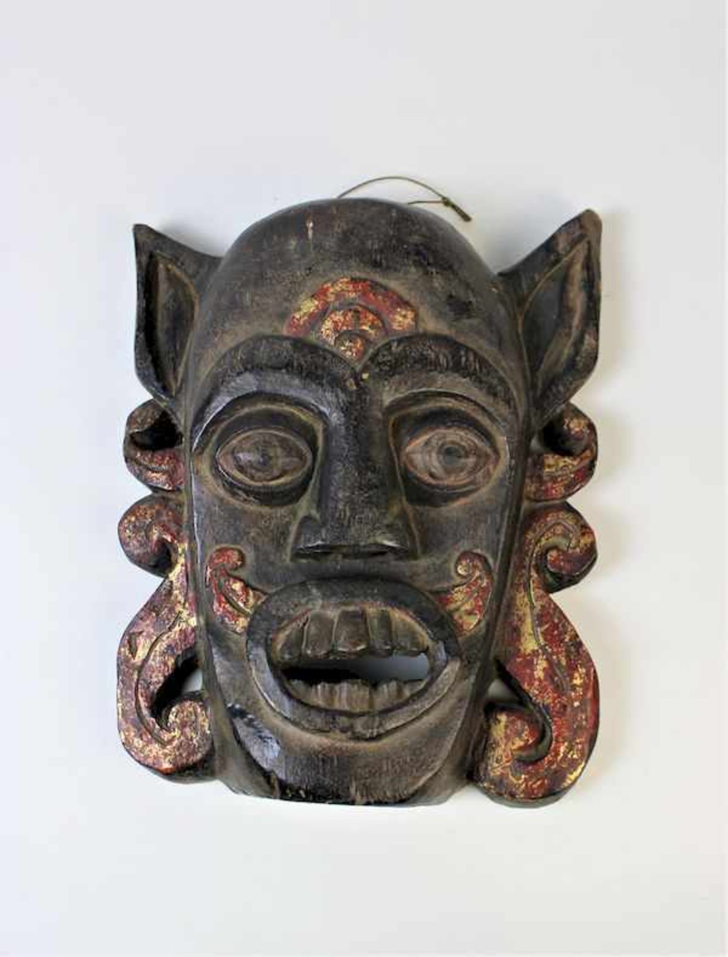 Südostasiatische Maske um 1900Holz geschnitzt und gefasst Maße: ca. 30 cm x 24 cm