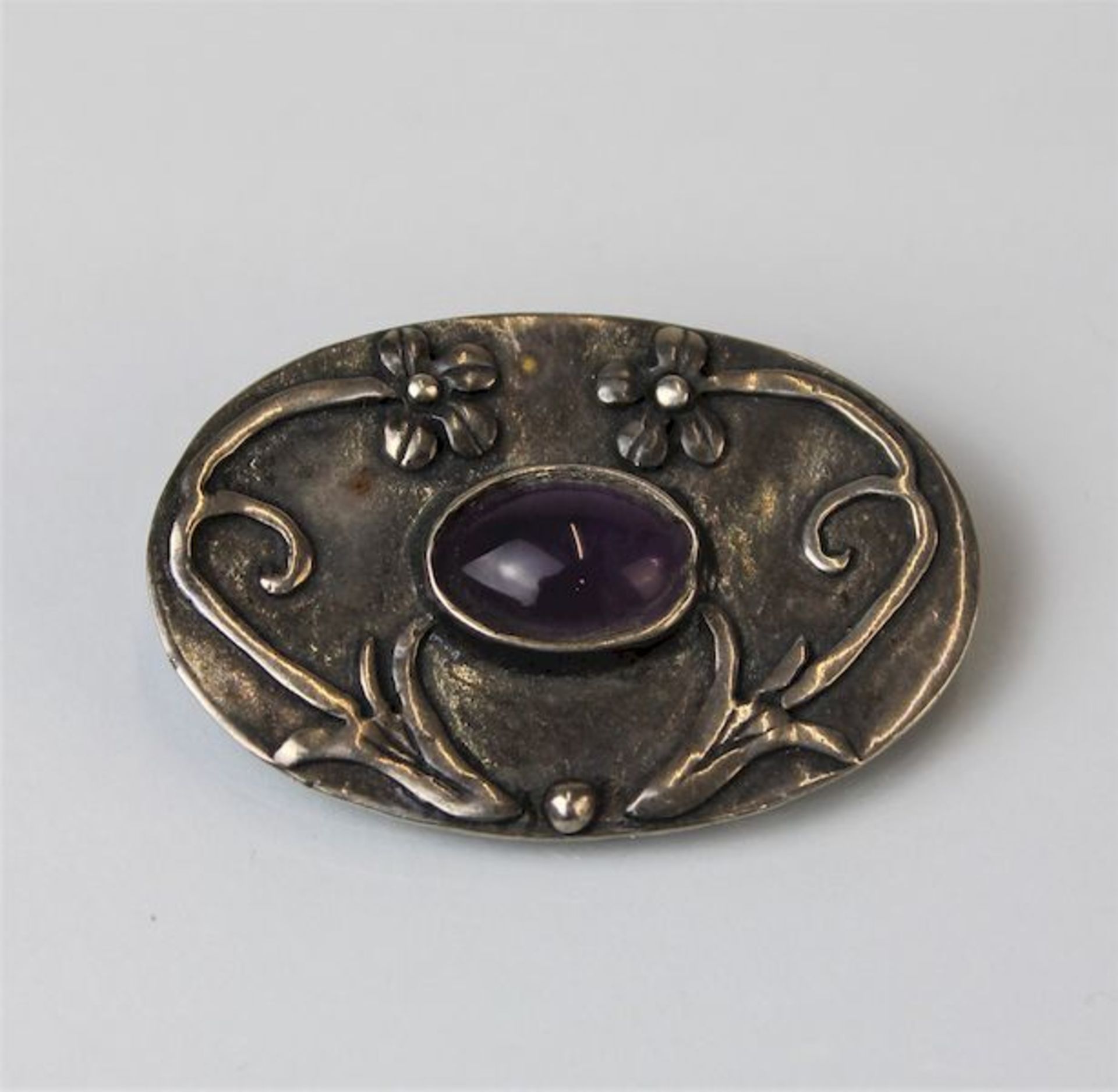 Silberne Art Deco Brosche mit Amethyst-Cabochon925 Silber Gewicht: ca. 9,62 g Maße: ca. 4,5 cm x 3