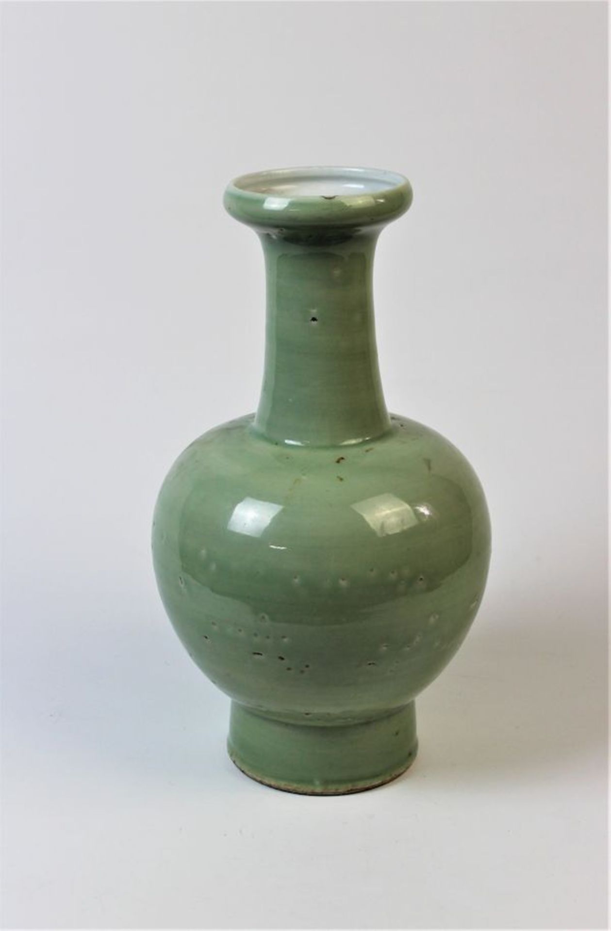 Mintgrüne Porzelannvase, China Ming-DynastiePorzellan mit mintgrüner Glasur Maße: ca. H. 39 cm