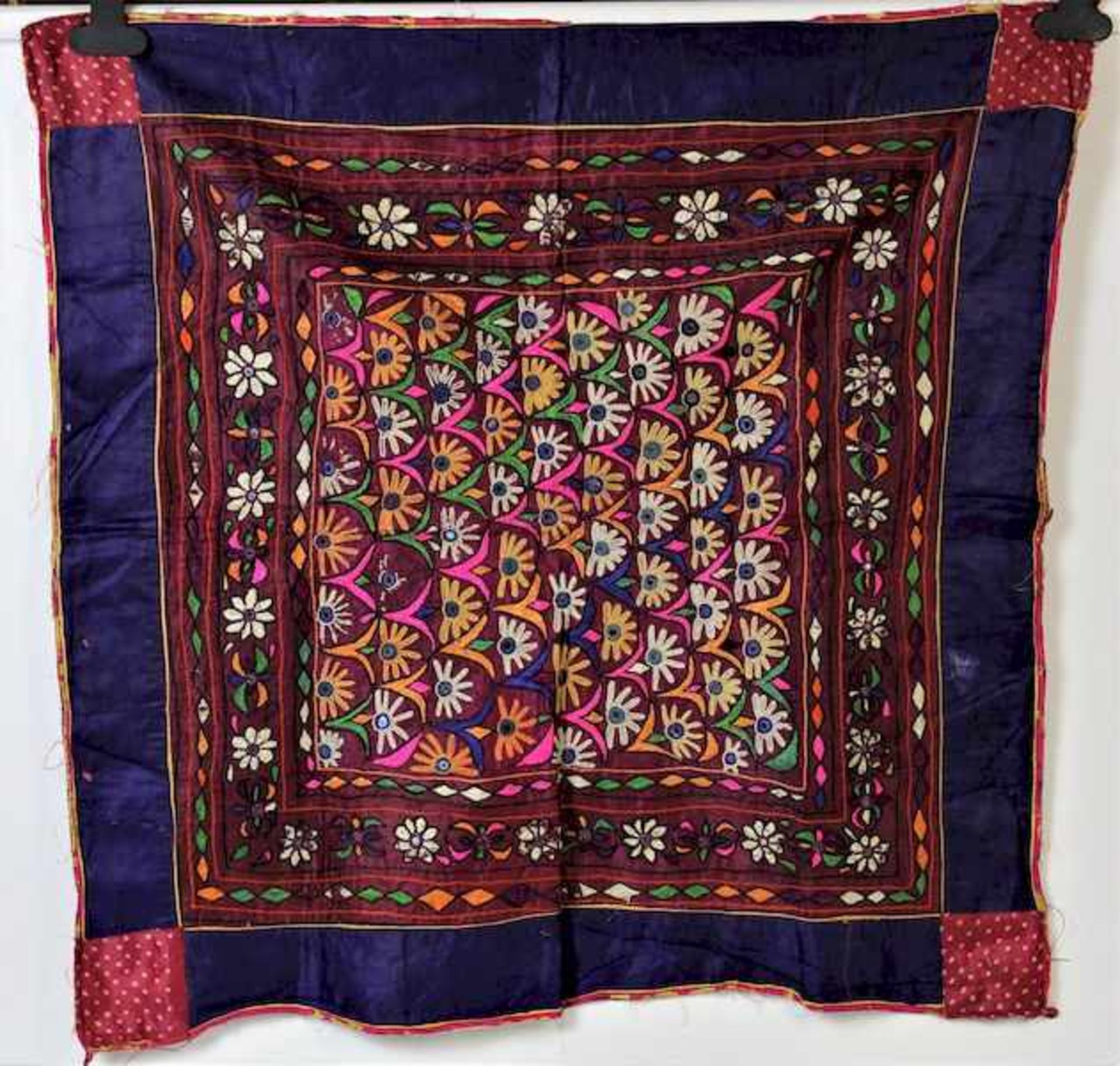 Kaukasisches Textil , Anfang 20.Jhdt., gesticktMaße: ca. 80 cm x 80 cm