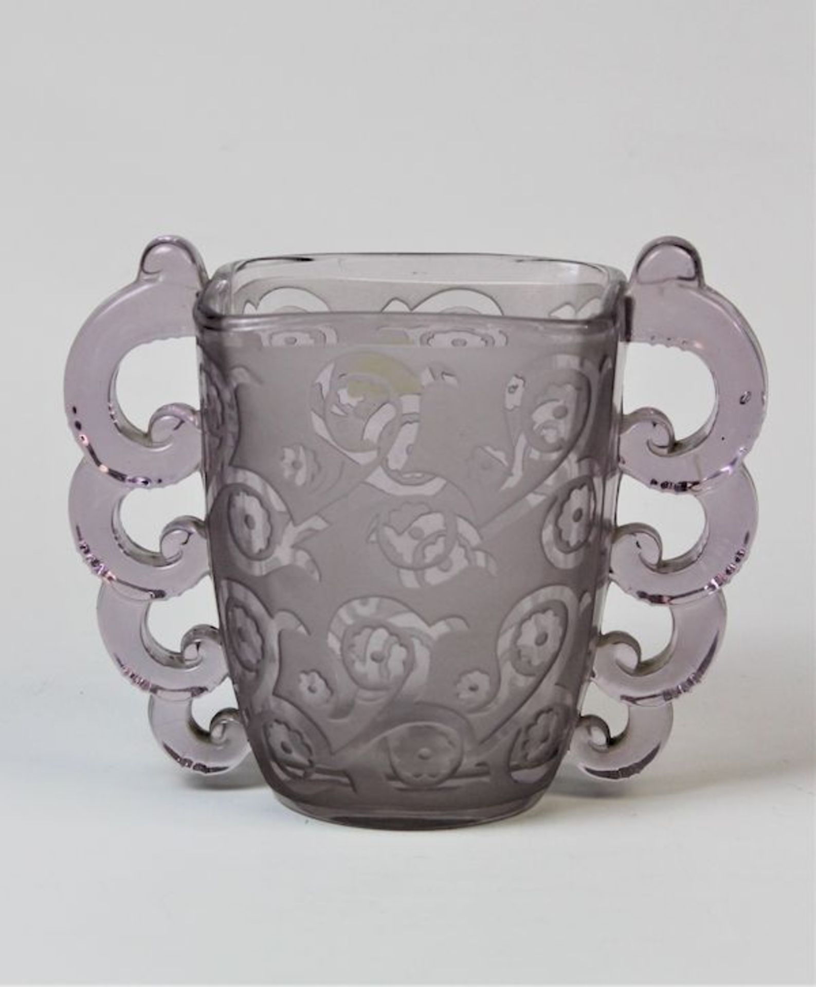 Lalique Henkel-Glas-Vasefliederfarbenes Glas, geschliffen mit mehrfach geschwungenen Henkelm Maße: