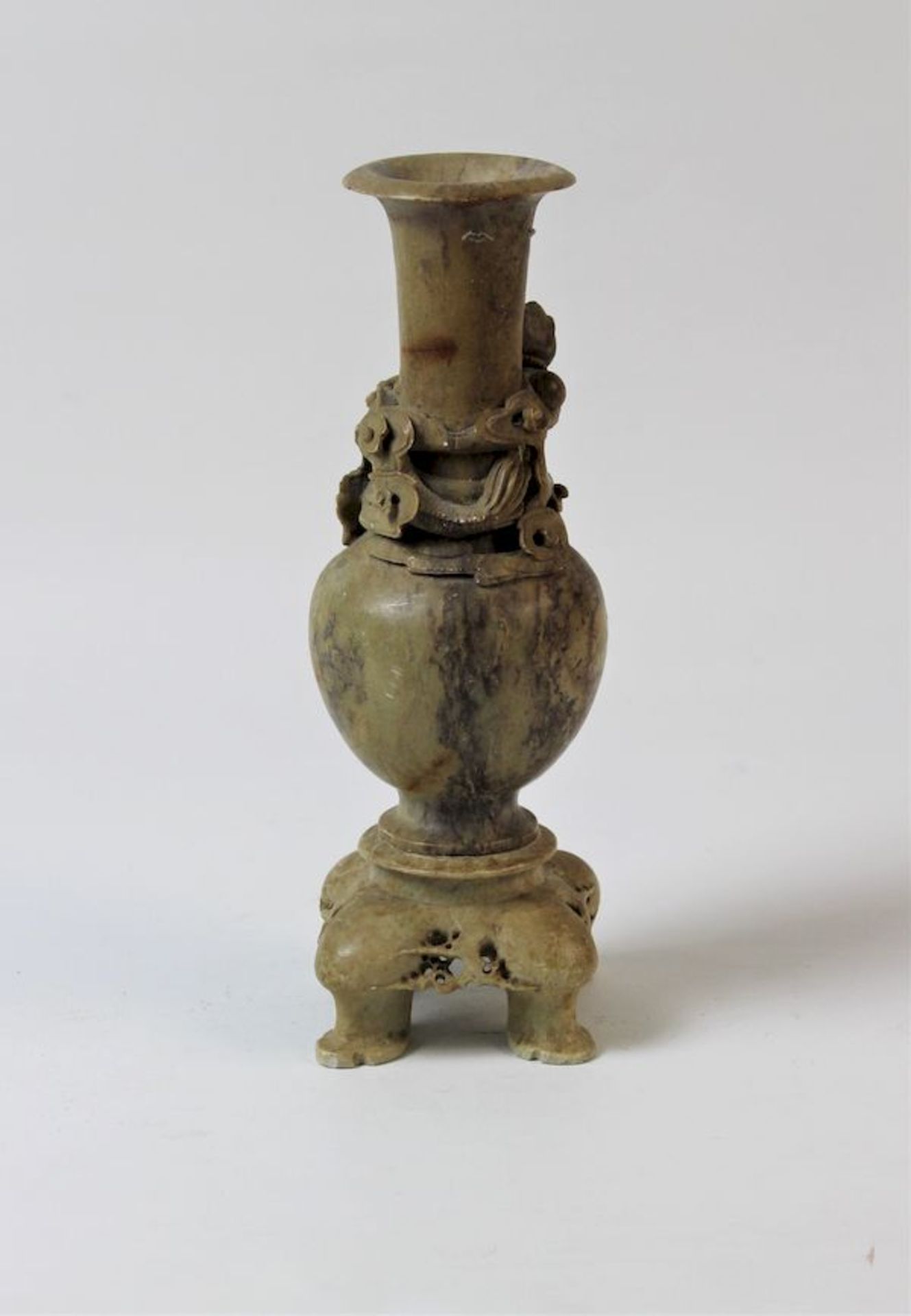 China, Soapstone Vase mit reliefiertem Drachenmotiv , 19.Jhdt.graugrüner Soapstone geschnitten Maße: