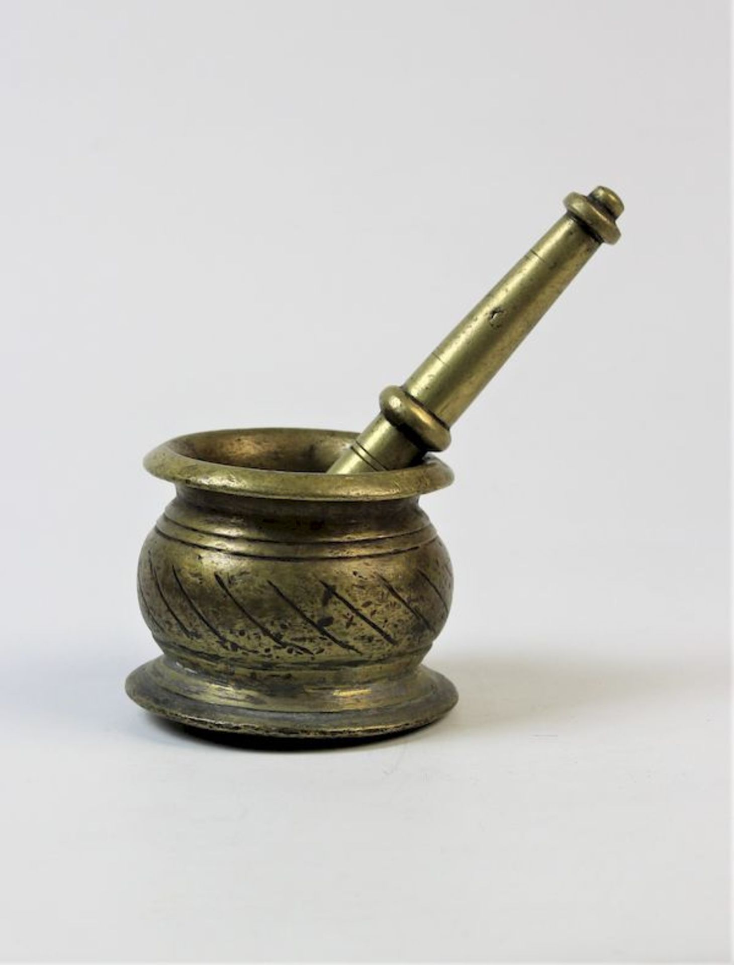 Bronze-Mörser mit Pistill, 16.Jhdt. o. früher, wohl DeutschMaße: ca. Mörser H. 8,5 cm, D. 10 cm,