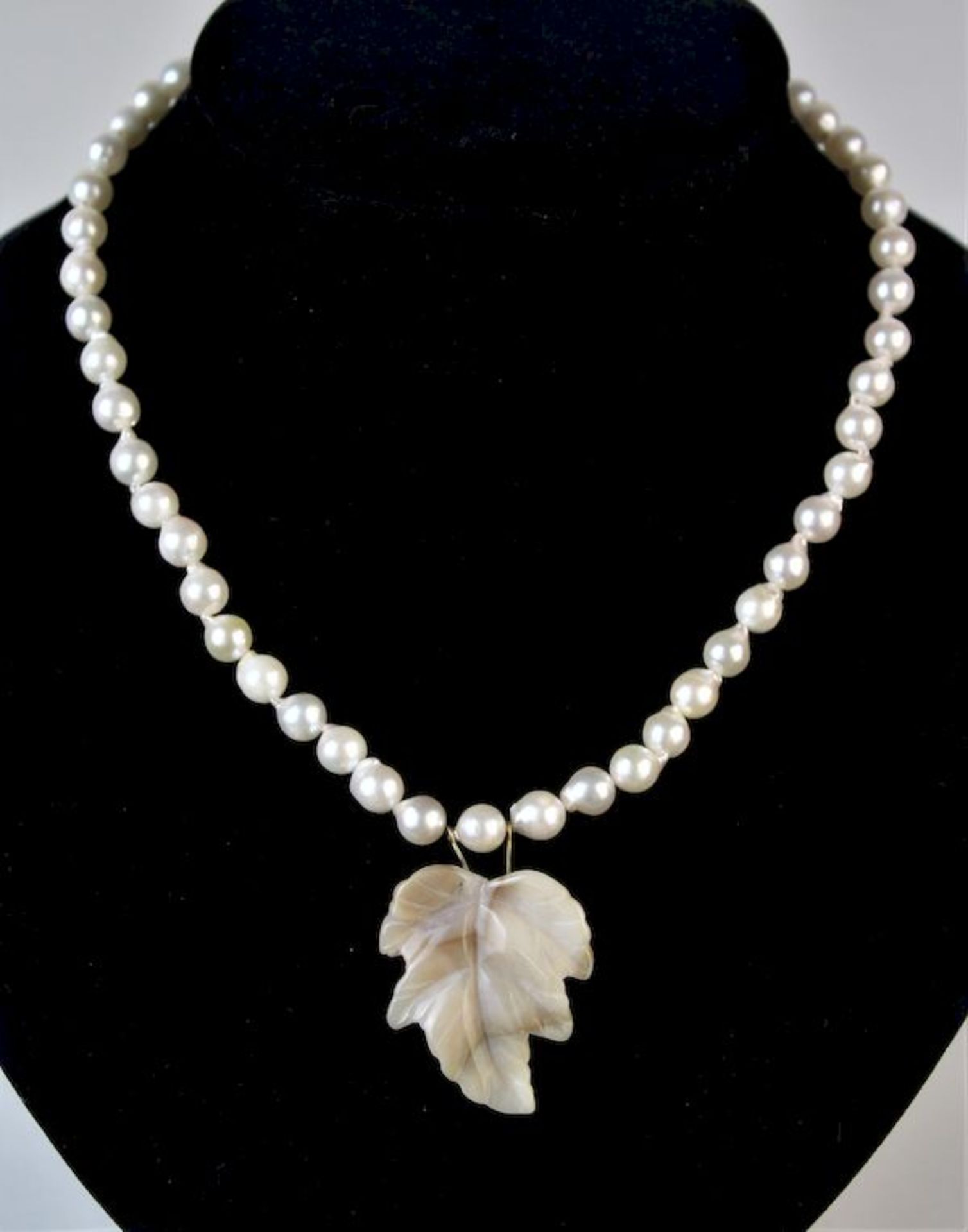 Rosa Opalblatt an Perlenkette, HandarbeitPerlenkette aus weißen Akoya Zuchtperlen mit vergoldeter