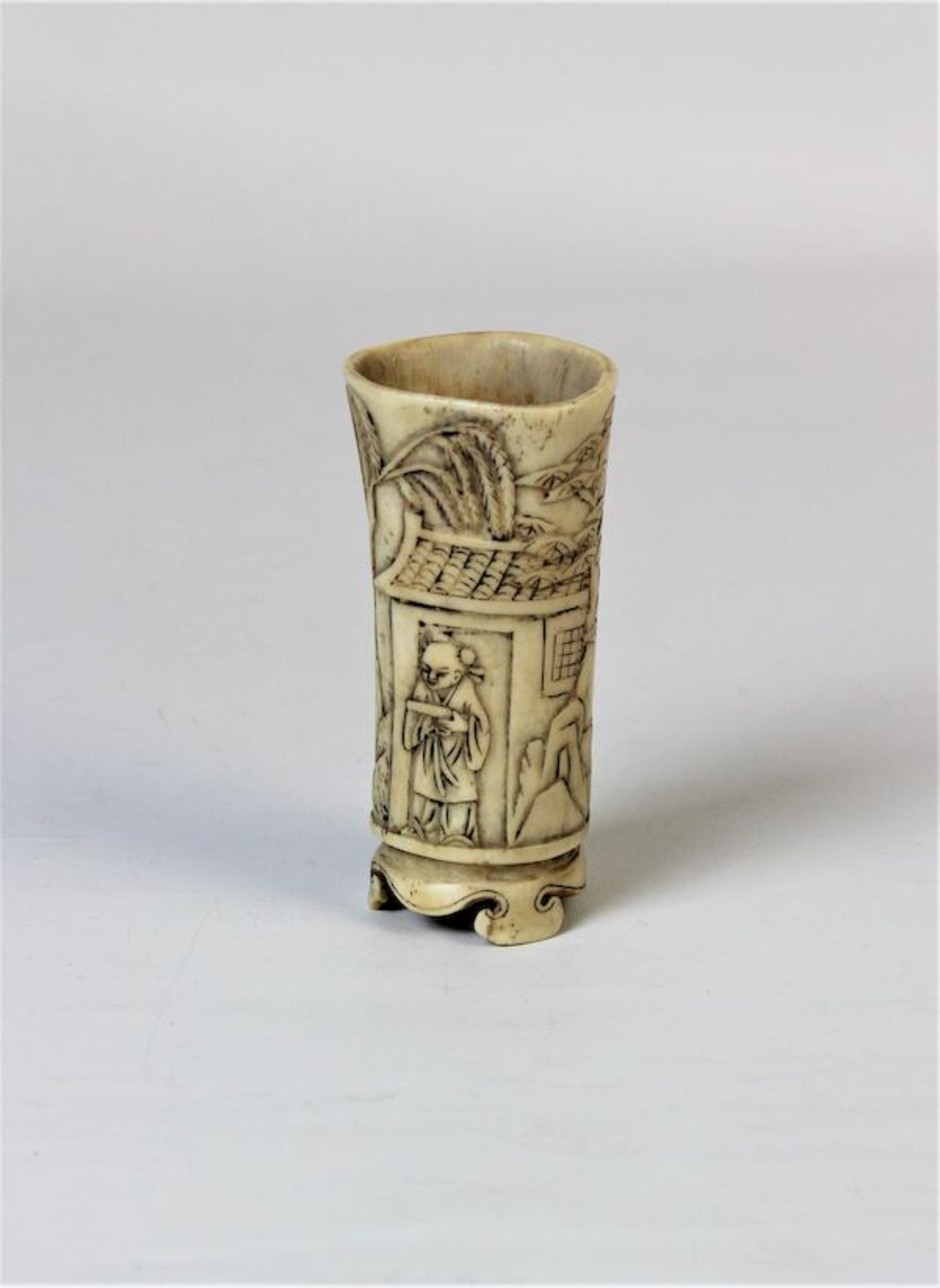Hornbecher geschnitzt, China frühe Qing-Dynastie " Klosterleben "Maße: ca. H. 11 cm