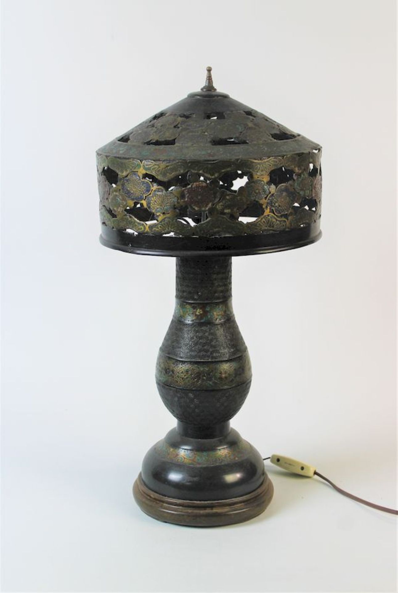 Cloisonne Lampe China, späte Qing DynastieBronze mit Emaille-Einlage auf Holz Sockel Maße: ca. H. 54