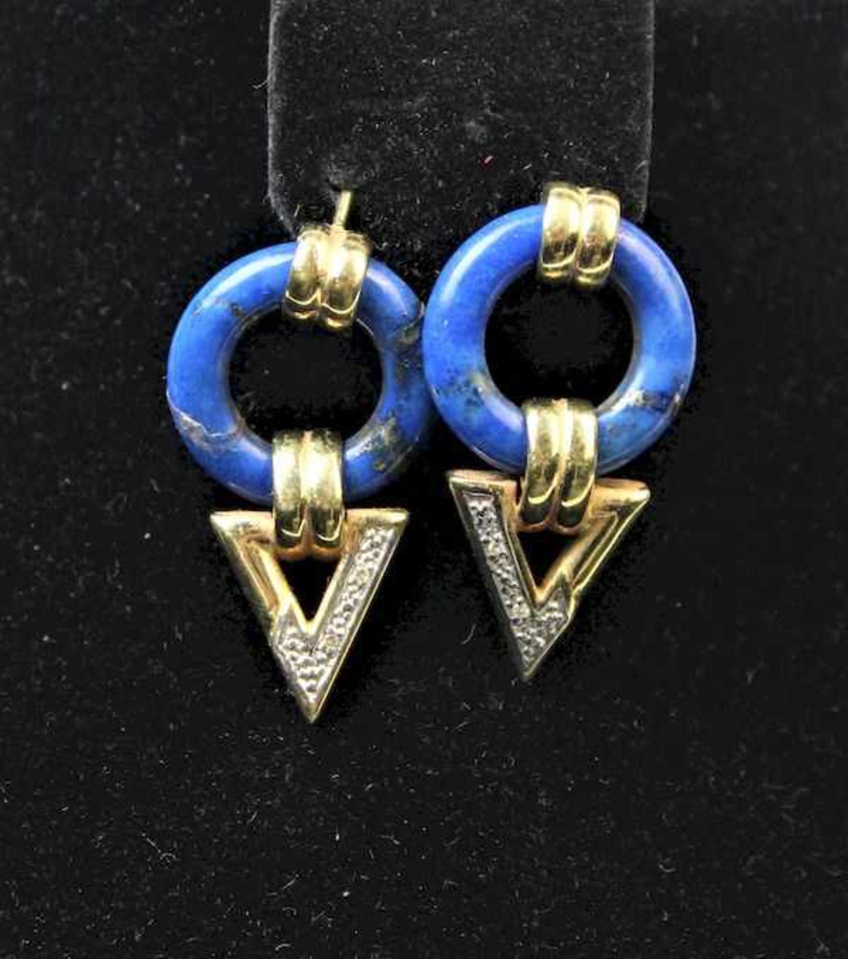 585er Gelbgold Ohrringe mit Lapislazuli, diamantiertGewicht: ca. 10,6 g Maße: ca. L. 3,2 cm