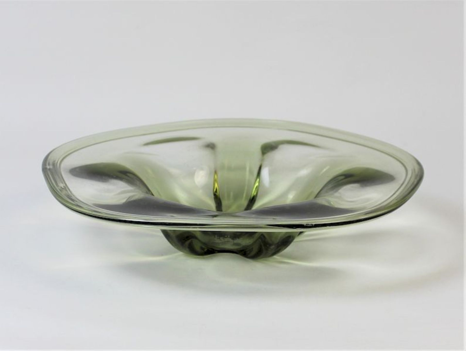 Murano, fünfeckig abgerundete Glasschale , signiert, 1930er JahreMaße: ca. D.34,5 cm , H. 6,5 cm