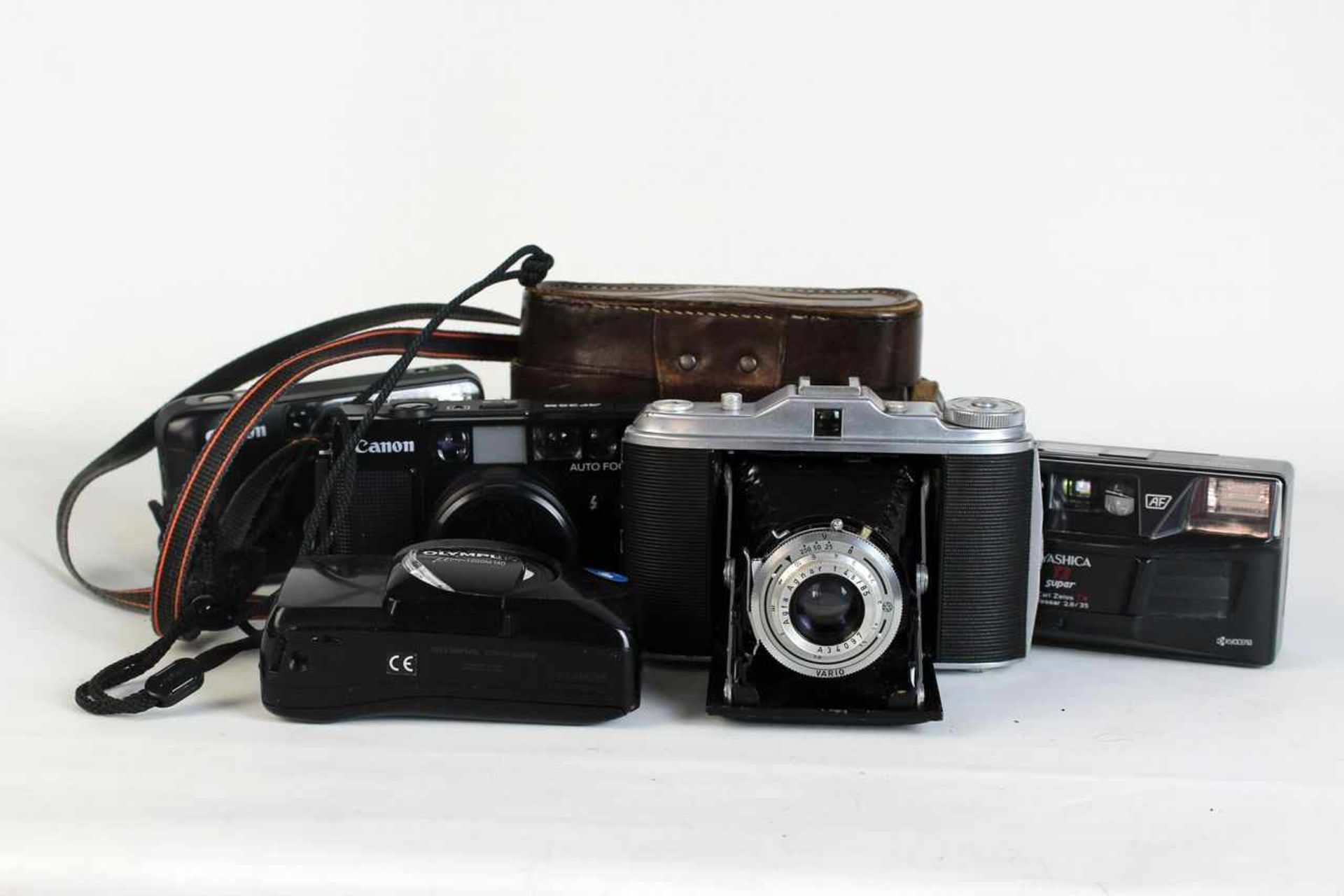 Fünf Kameras, darunter Agfa Isolette im Lederetui