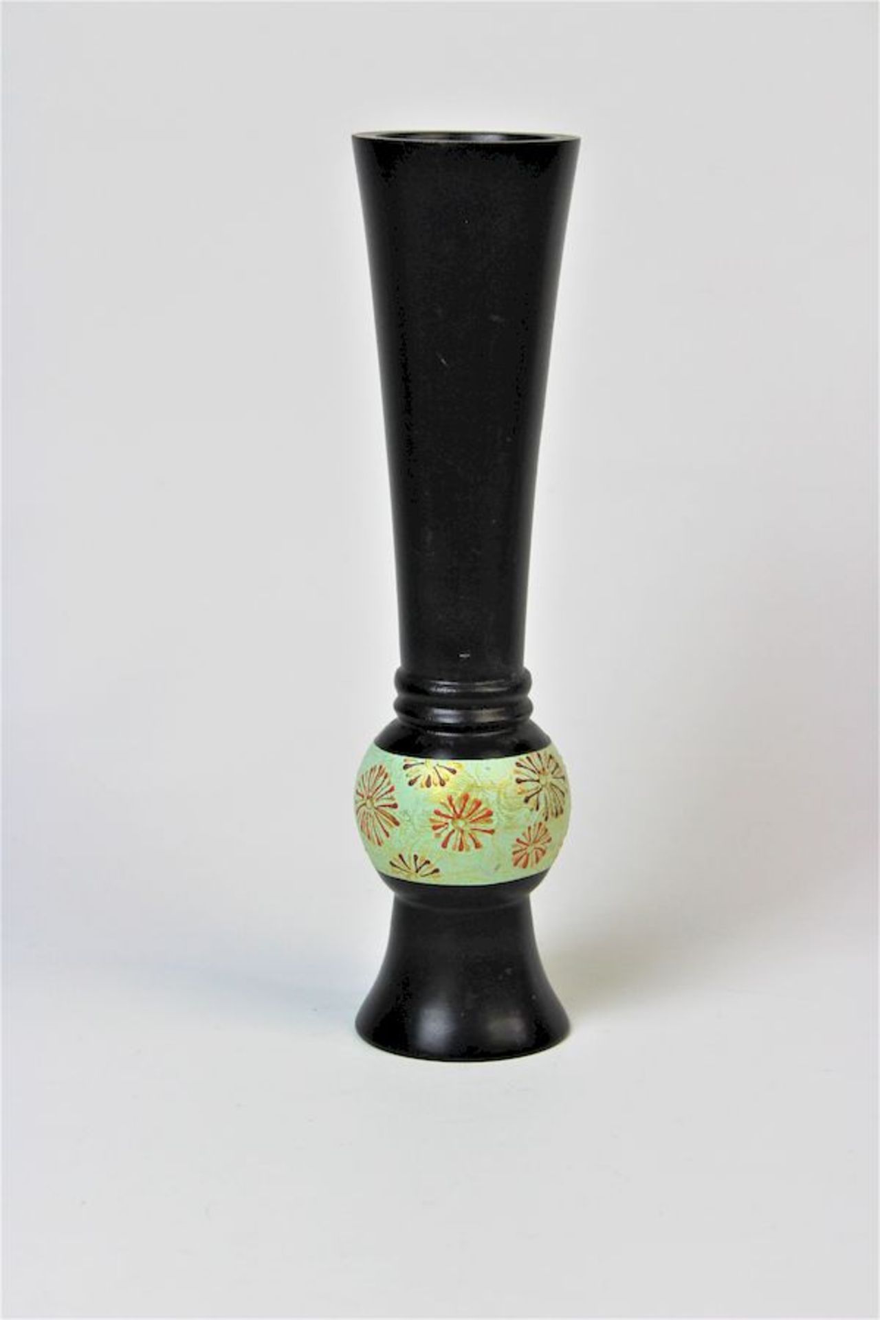 Stangen-Vase, Japan um 1900Holz gedrechselt schwarz lackiert mit umlaufenden Blumendekor Maße: ca.