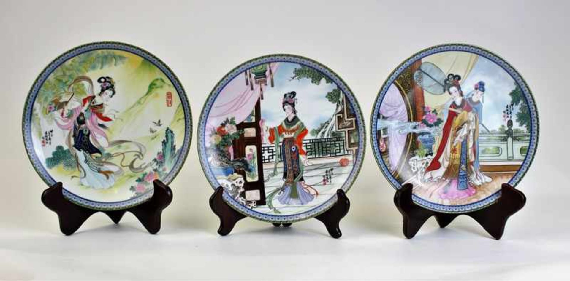 Drei Teller mit chinesischen Motiven, China 20.Jhdt.Porzellan mit figürlicher polychromen Malerei