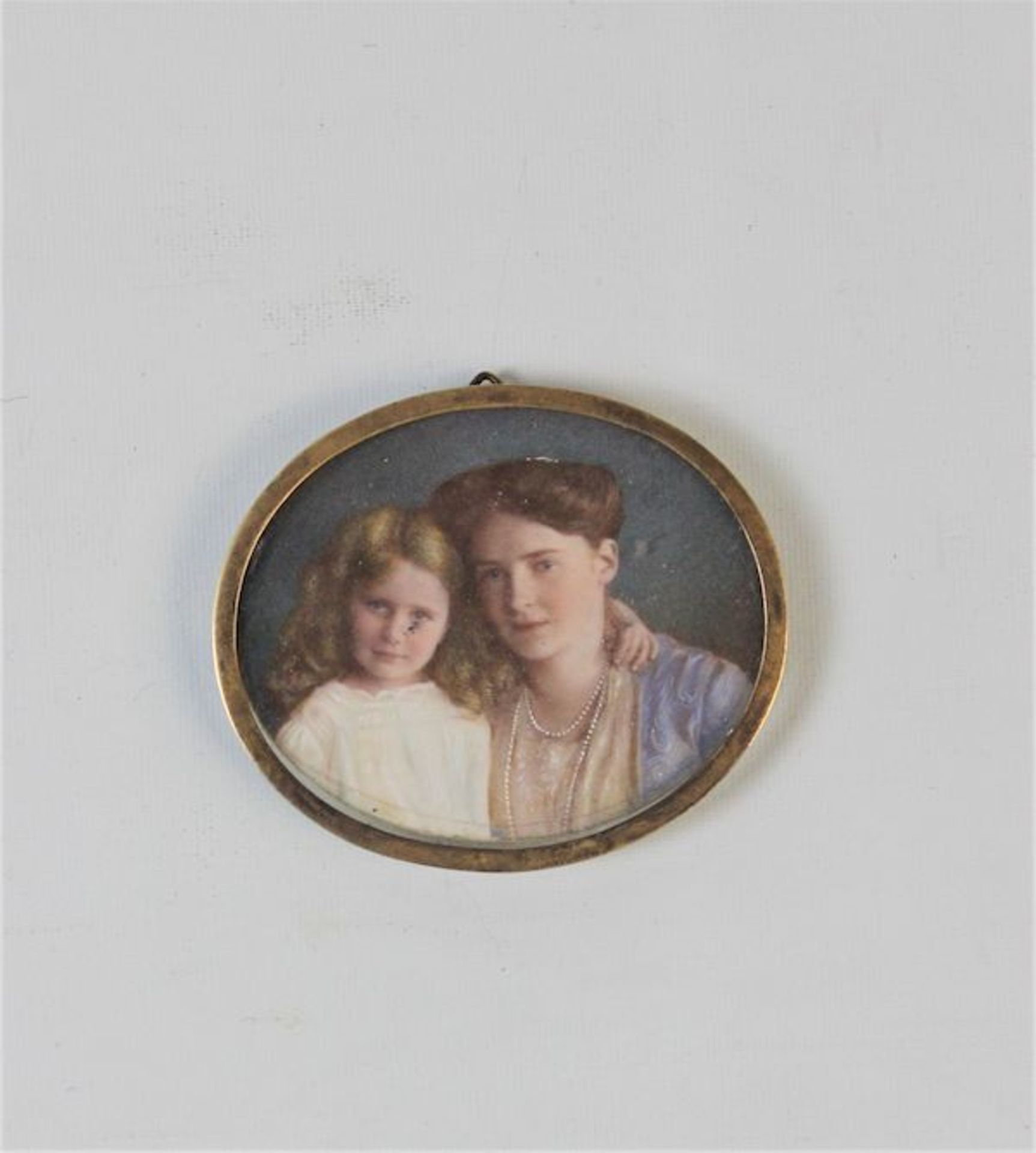 Aquarellierte Fotografie " Mutter mit Kind "um 1890Maße: ca. 6 cm x 5,5 cm
