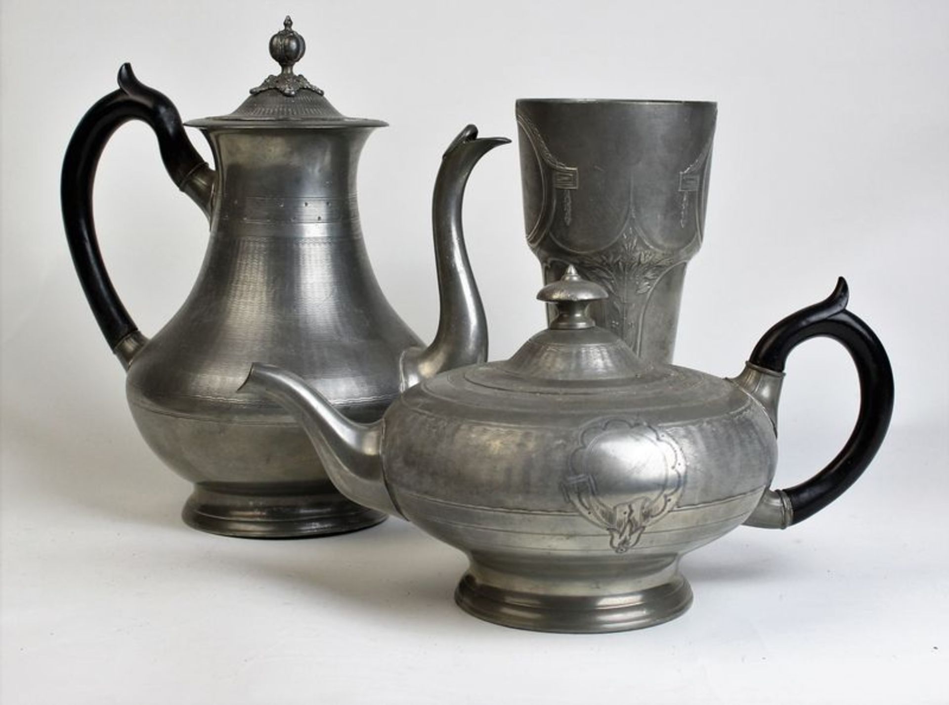 Teekanne, Kaffeekanne und Pokal aus ZinnZinn, teilweise mit Ebenholzgriff Maße: ca. 15 cm, 25 cm und