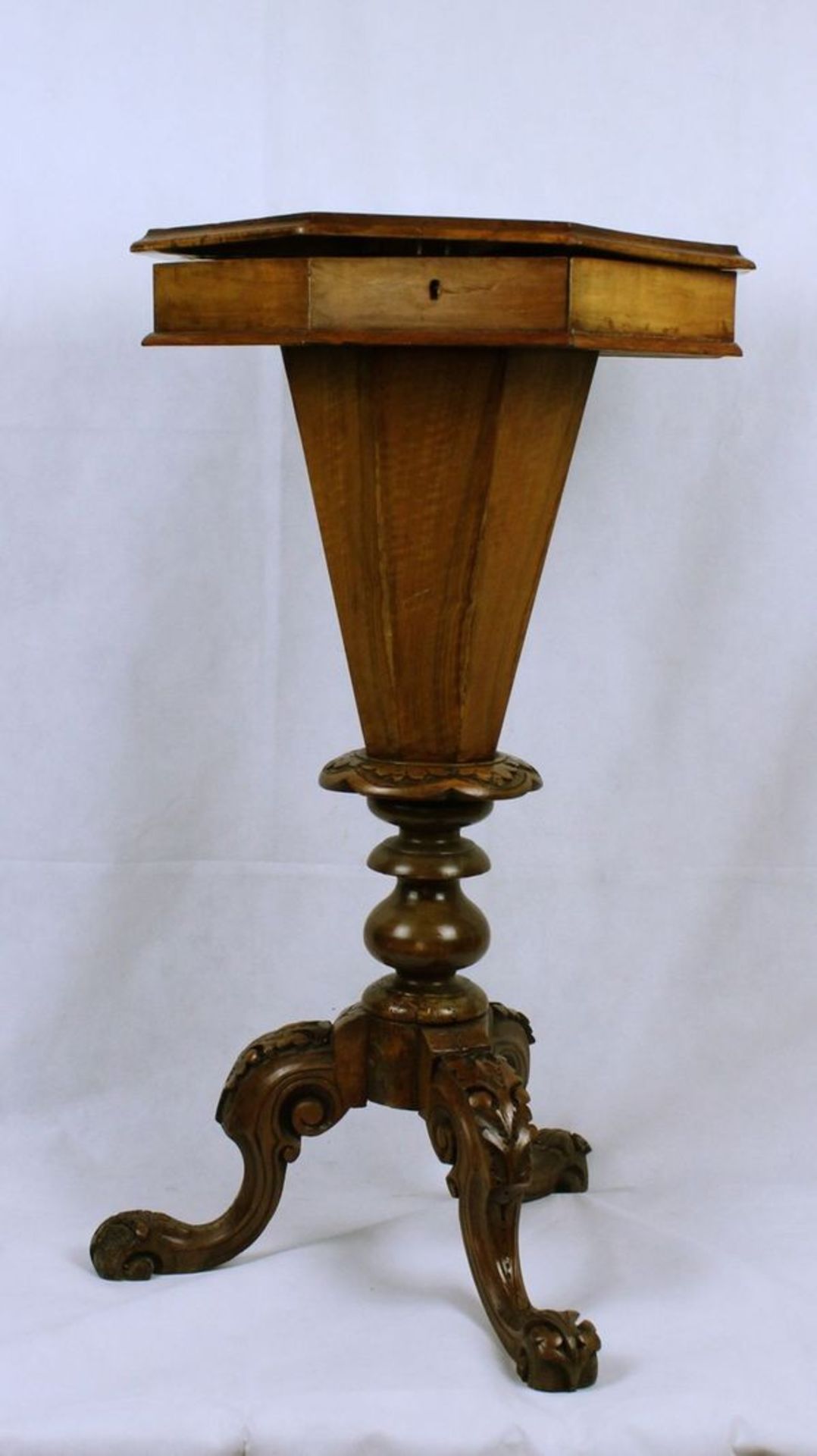 Nähtischchen Biedermeier um 1835Nußbaumfurnier H: ca. 79 cm Fläche: ca. 43 x 43 cm