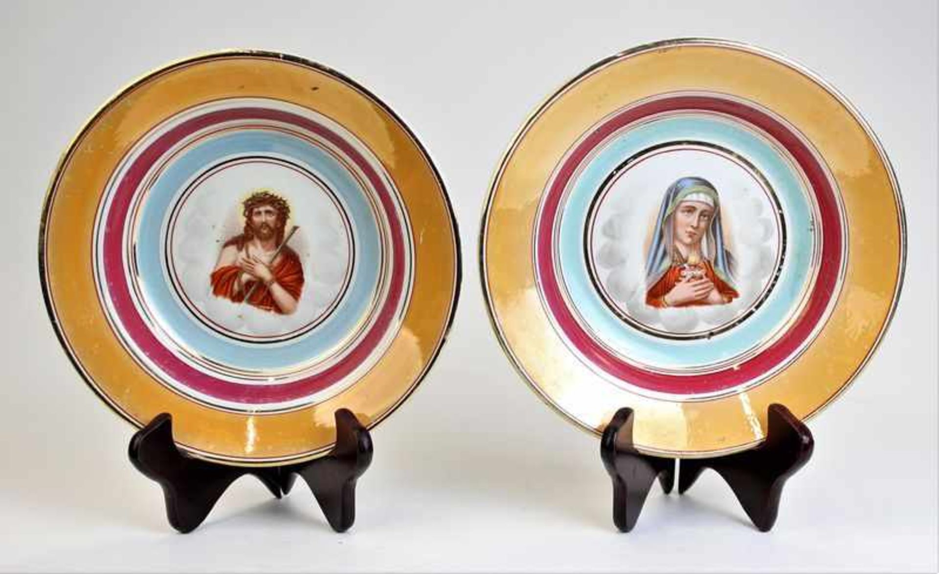 Zwei Teller mit Christus bzw. Maria Darstellung, 19.Jhdt.Porzellan mit polychromer Malerei Maße: ca.