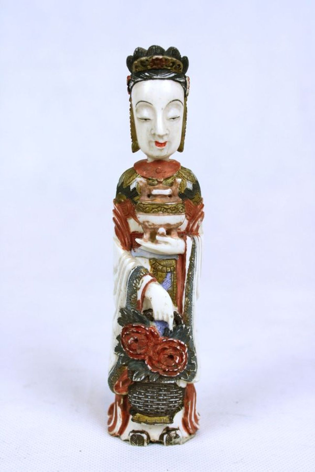 Elfenbeinfigur "Hofdame", China späte QingzeitElfenbein geschnitzt, farbig gefasst H: ca. 15,5 cm