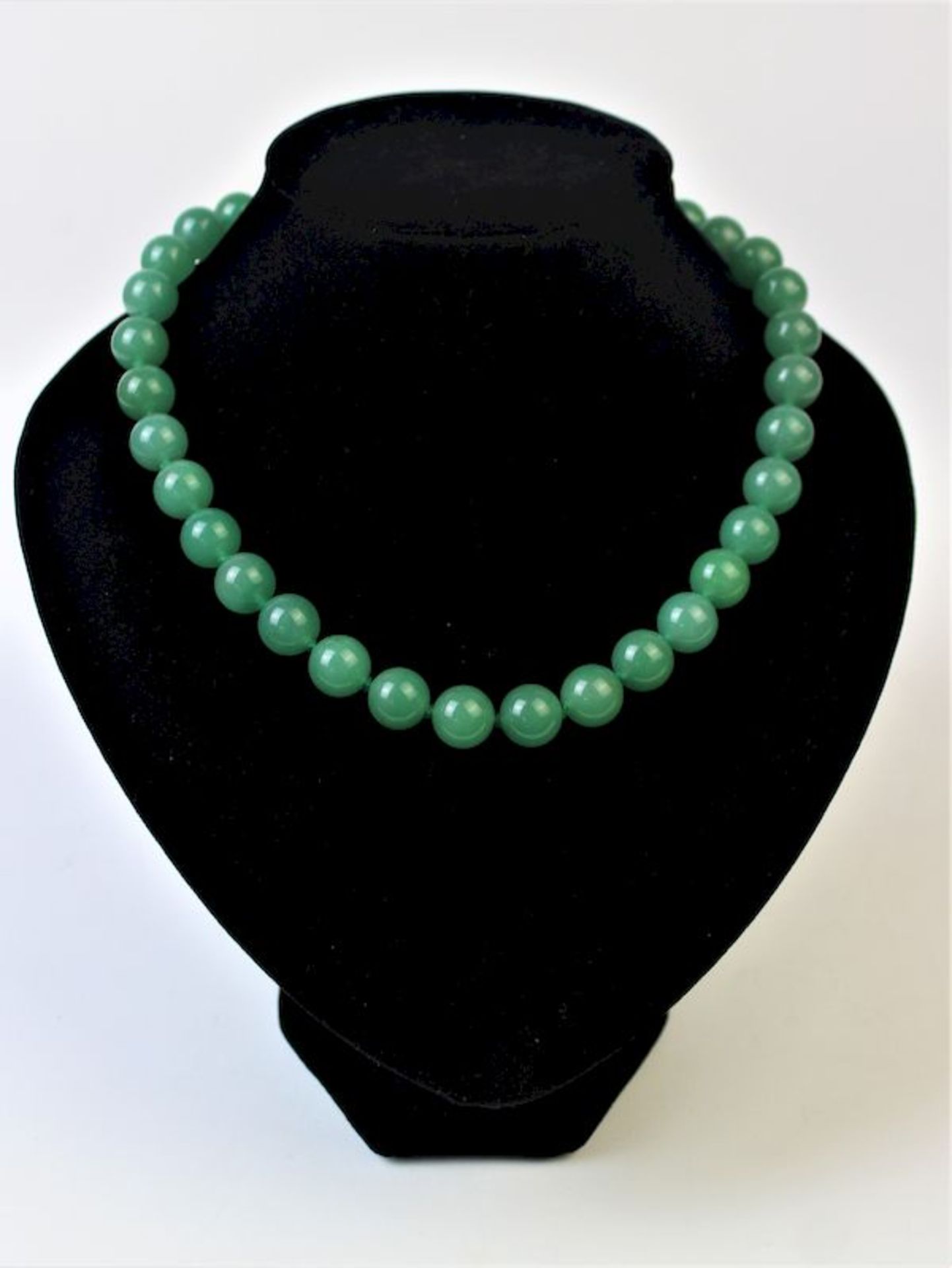 Große Jade-Perlenkette mit SilberverschlussGewicht: ca. 85 g Maße: ca. D. 12 mm , L. 46 cm