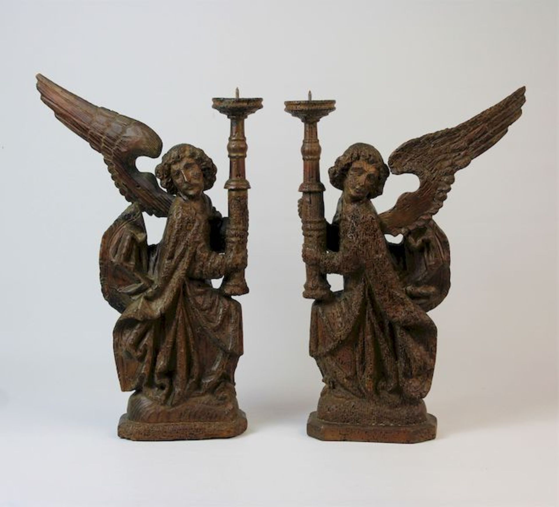Paar gotische LeuchterengelHolz, geschnitzt restauriert, jeweils ein Flügel fehlt Maße: ca. H. 46 cm